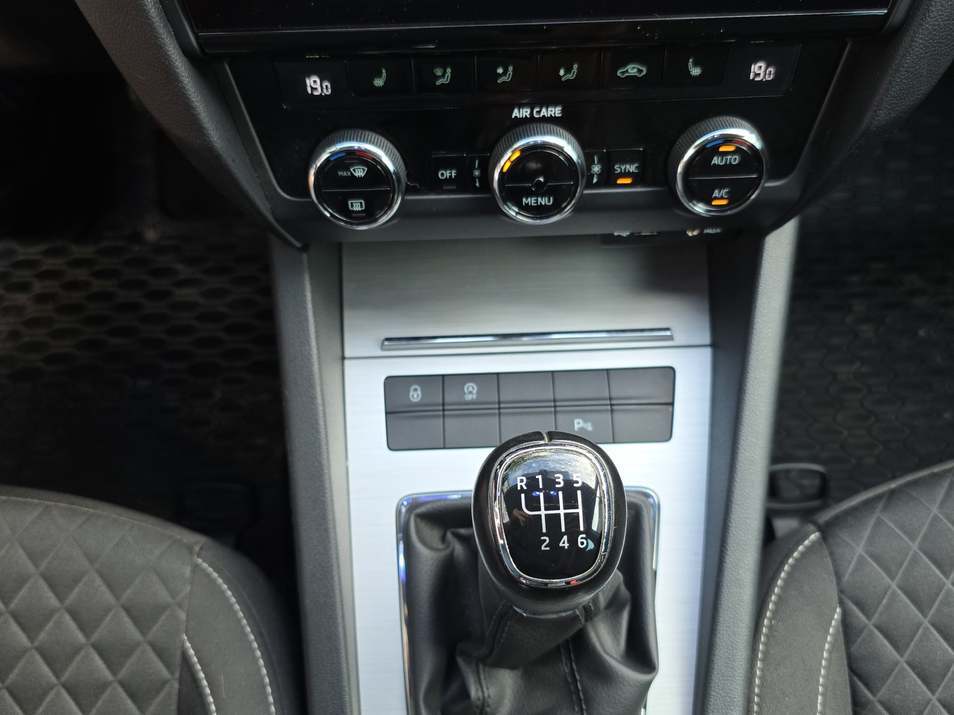 SKODA Octavia Combi 1.4 TSI Style-image-12