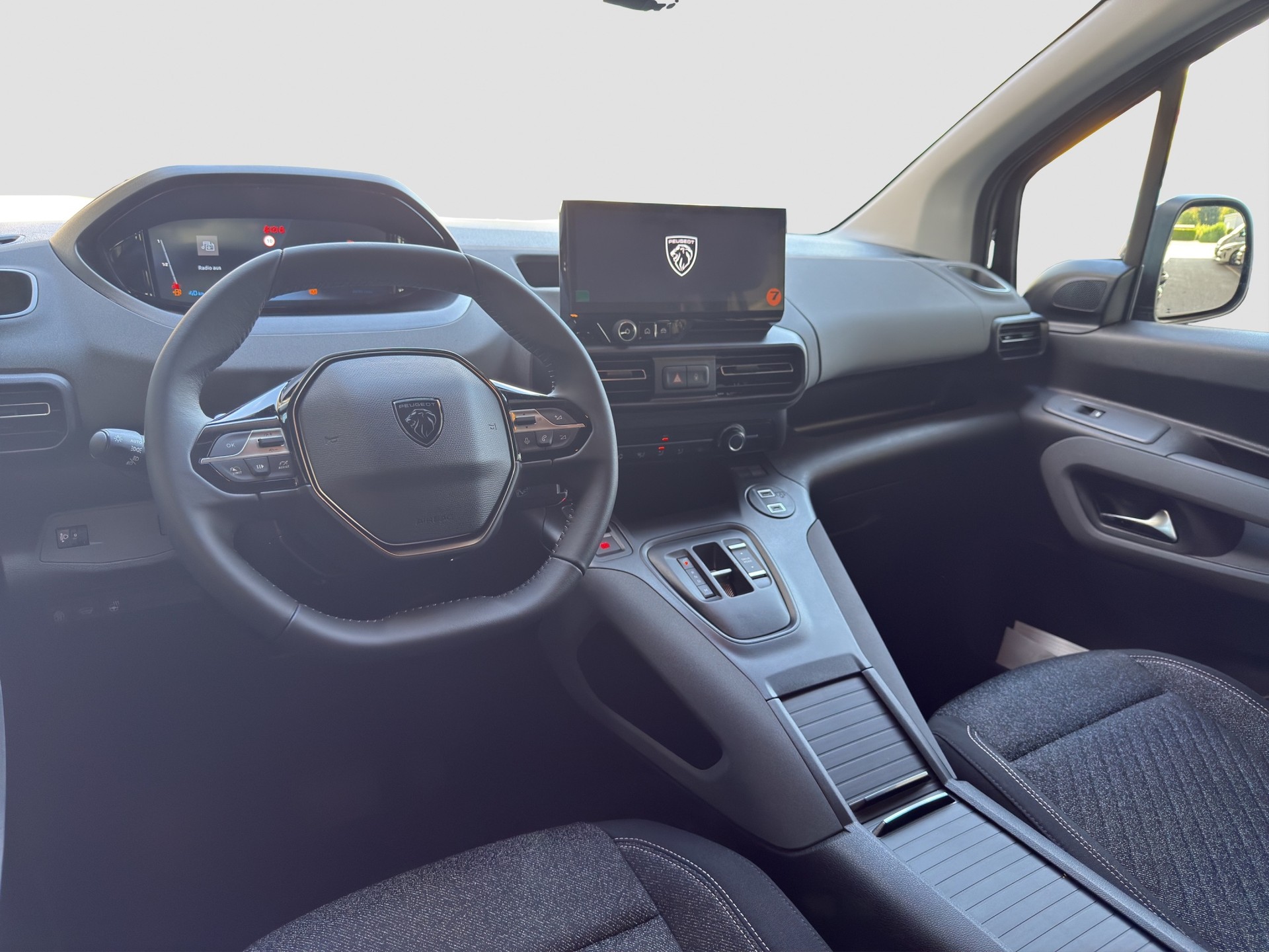 PEUGEOT Rifter Long 1.5 BlueHDi 130 Family Edition-image-12