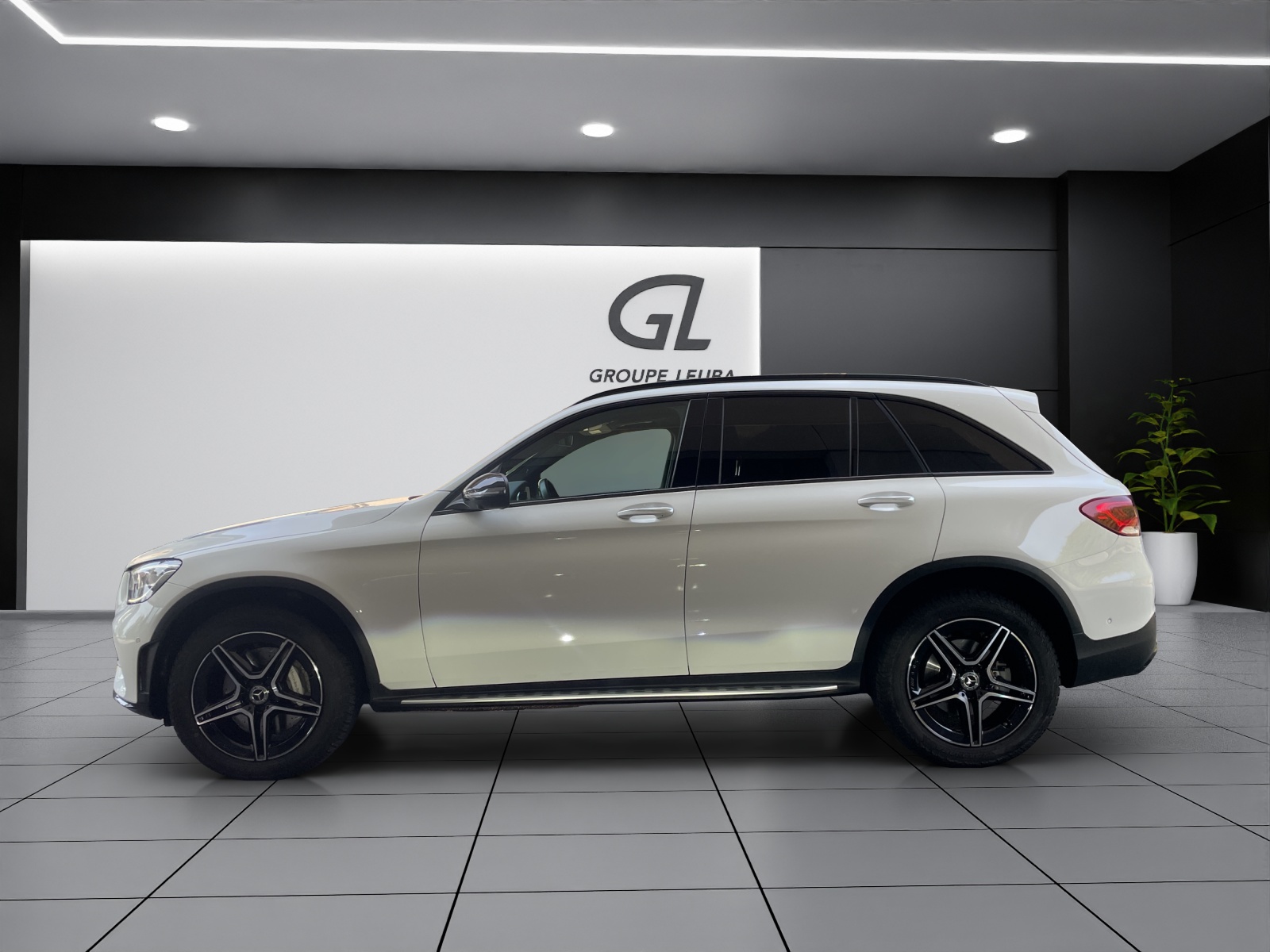MERCEDES-BENZ GLC 300 e AMG Line Plus 4Matic 9G-Tronic-image-2