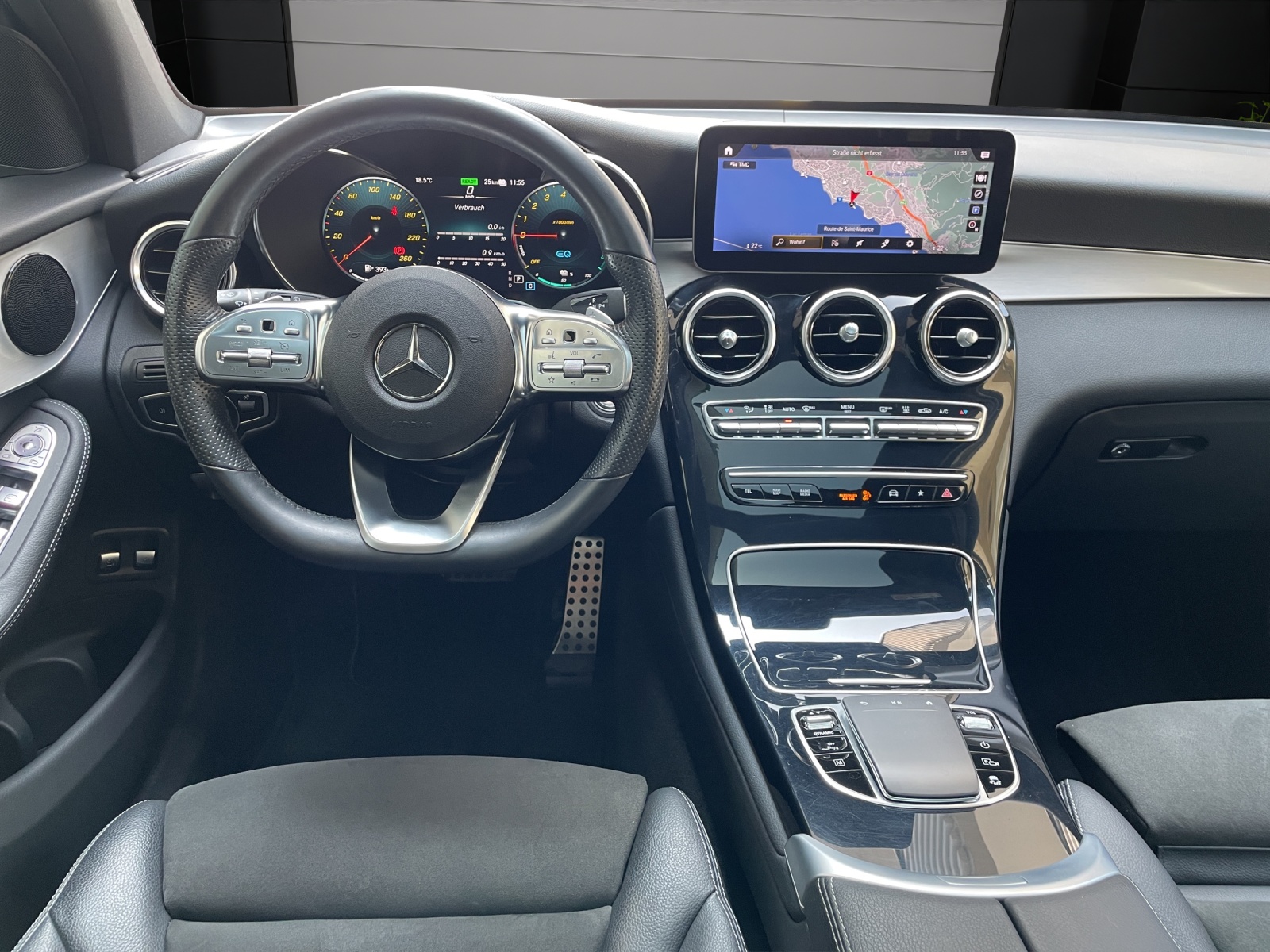 MERCEDES-BENZ GLC 300 e AMG Line Plus 4Matic 9G-Tronic-image-11