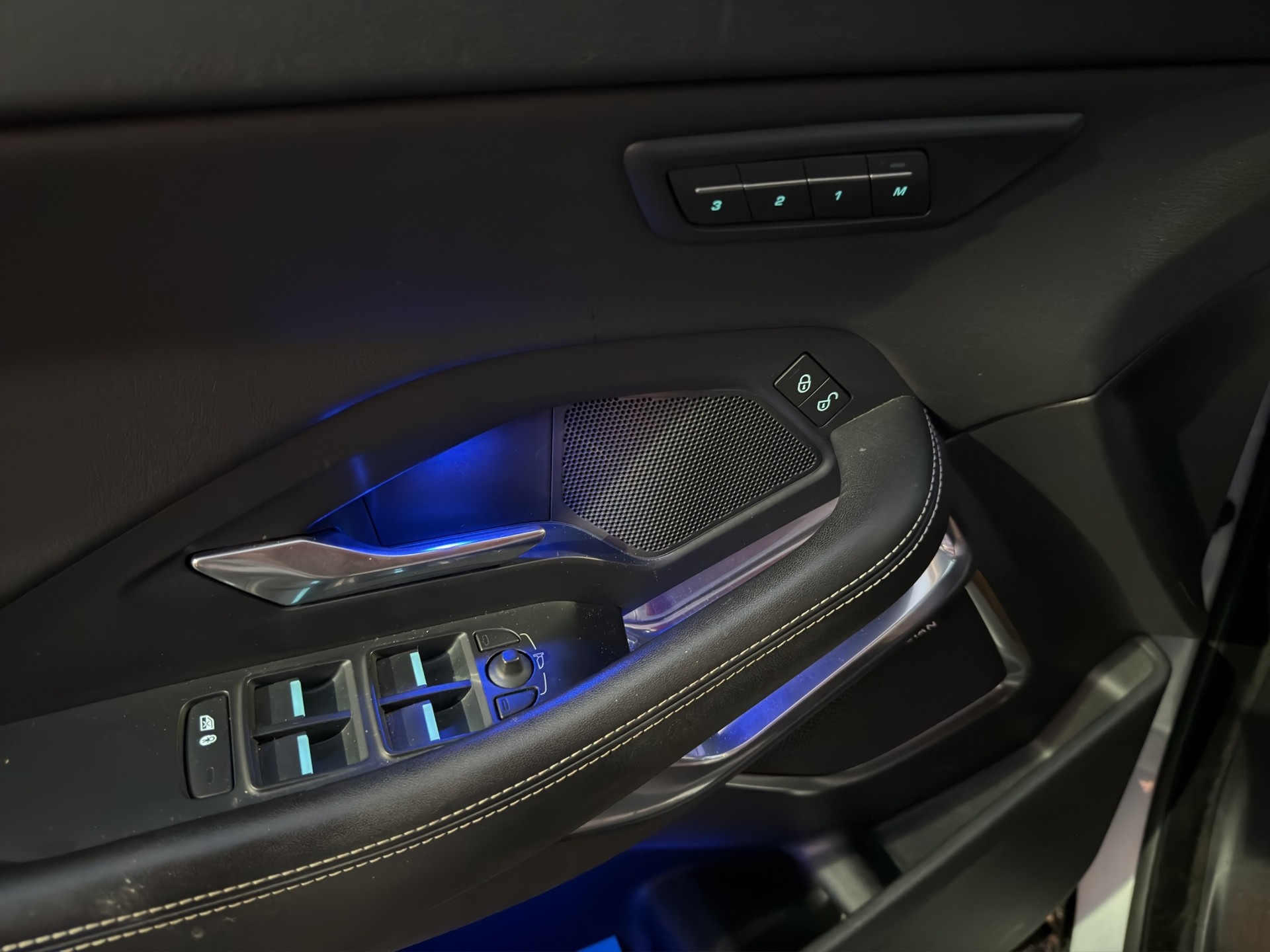 JAGUAR E-Pace 2.0 P300 HSE AWD Automatik-image-12