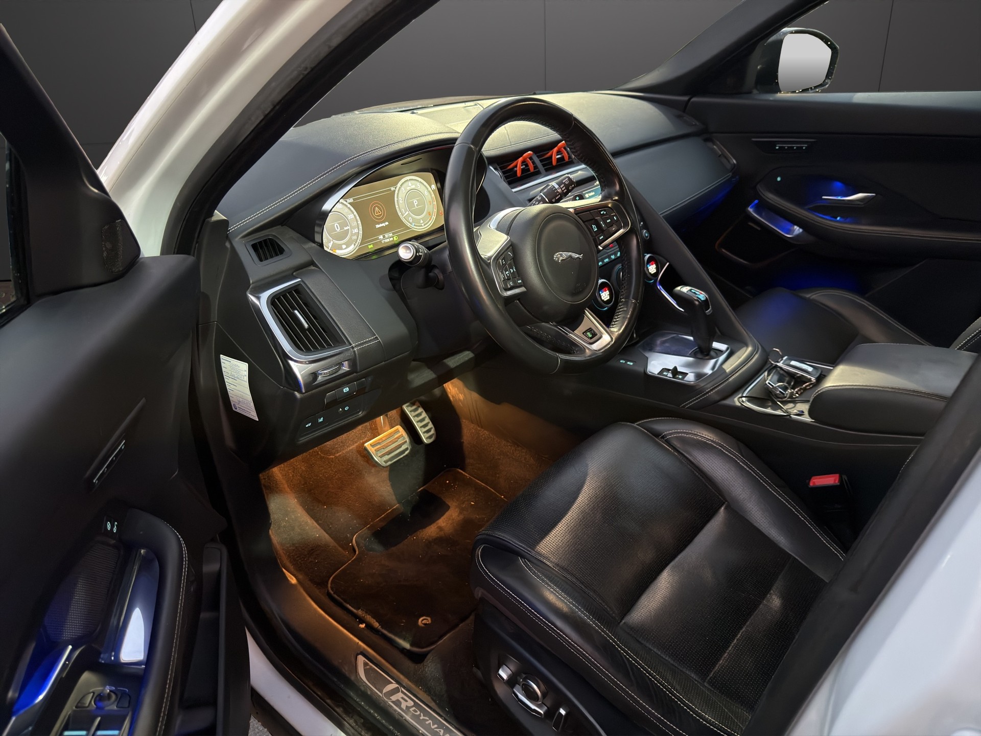JAGUAR E-Pace 2.0 P300 HSE AWD Automatik-image-8