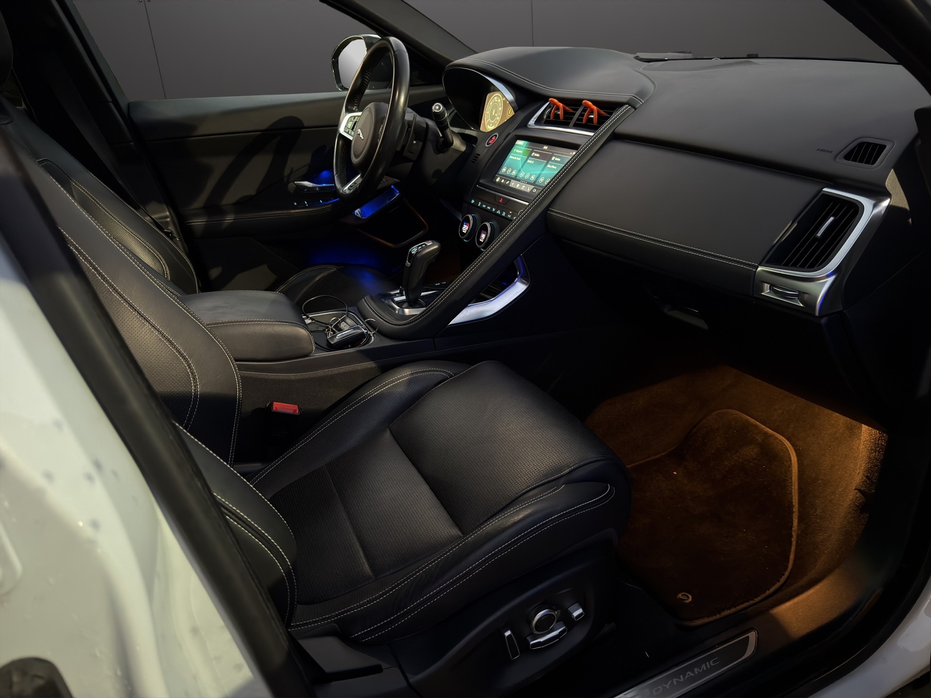 JAGUAR E-Pace 2.0 P300 HSE AWD Automatik-image-9