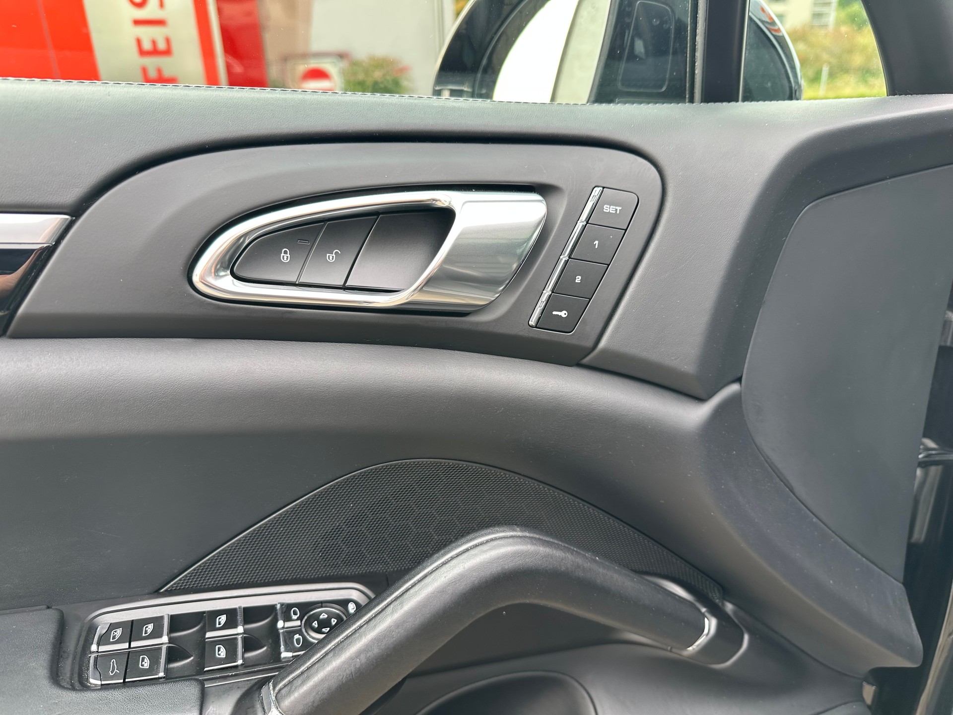 PORSCHE Cayenne Turbo-image-14