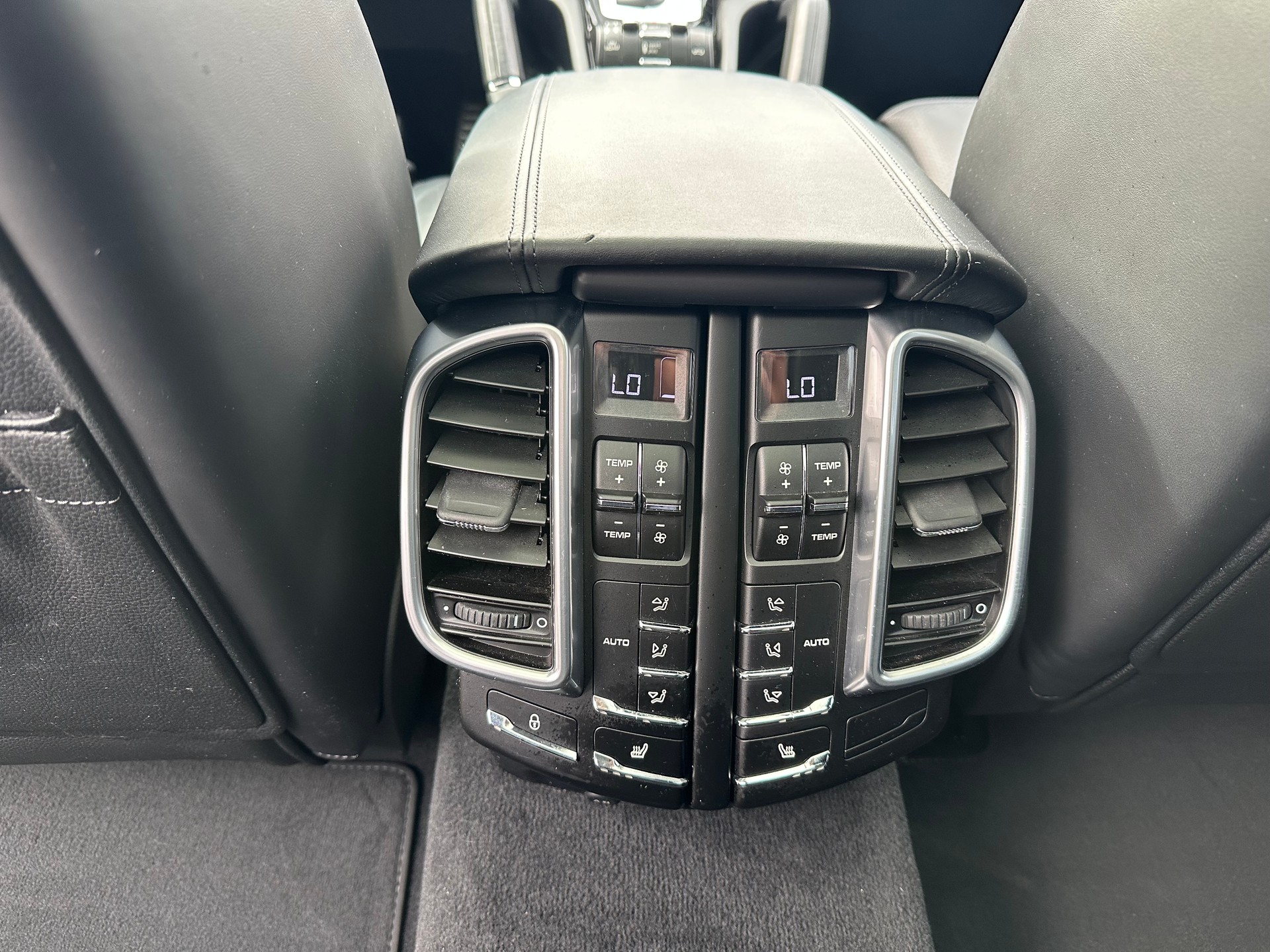 PORSCHE Cayenne Turbo-image-12