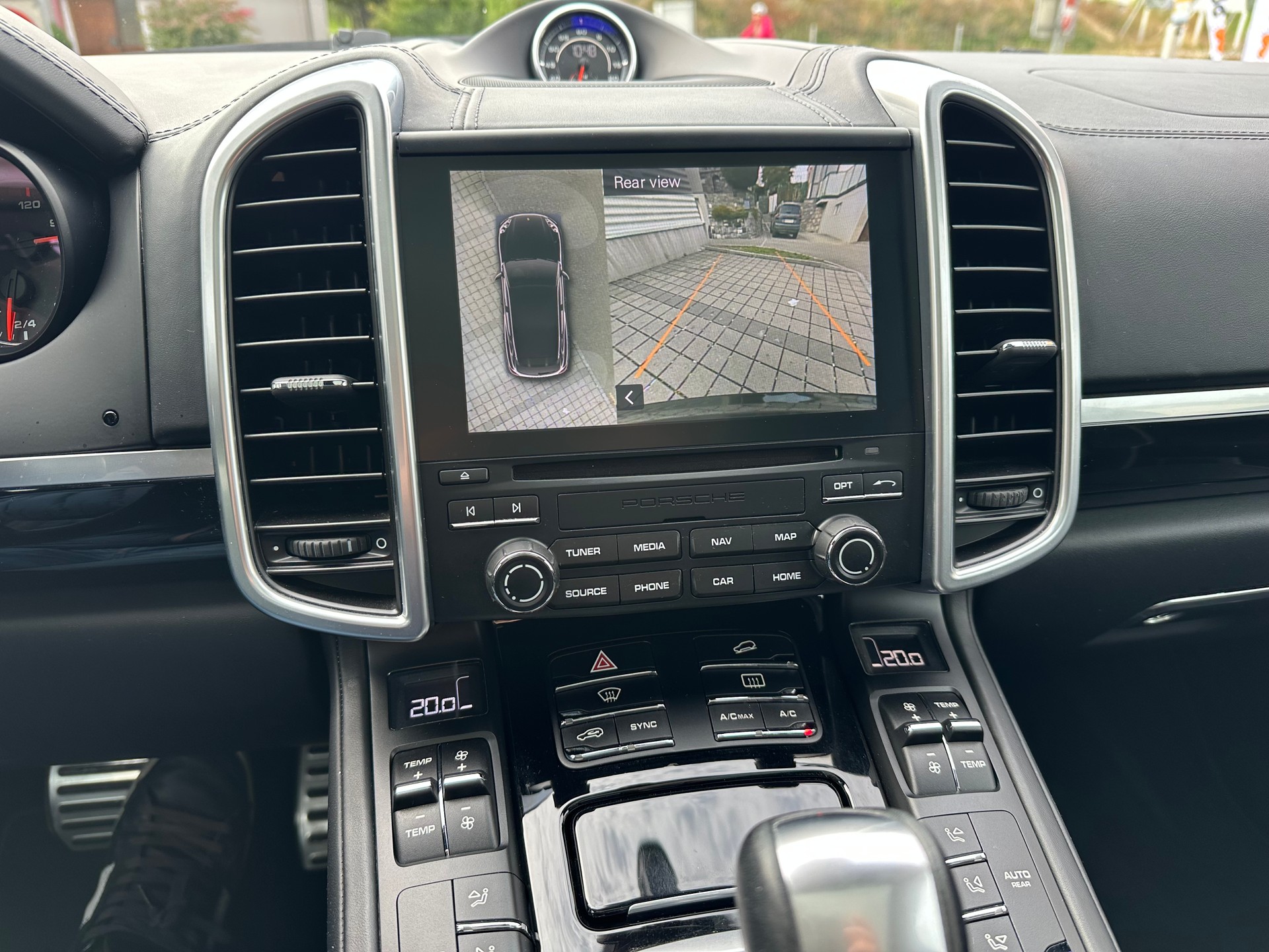 PORSCHE Cayenne Turbo-image-11