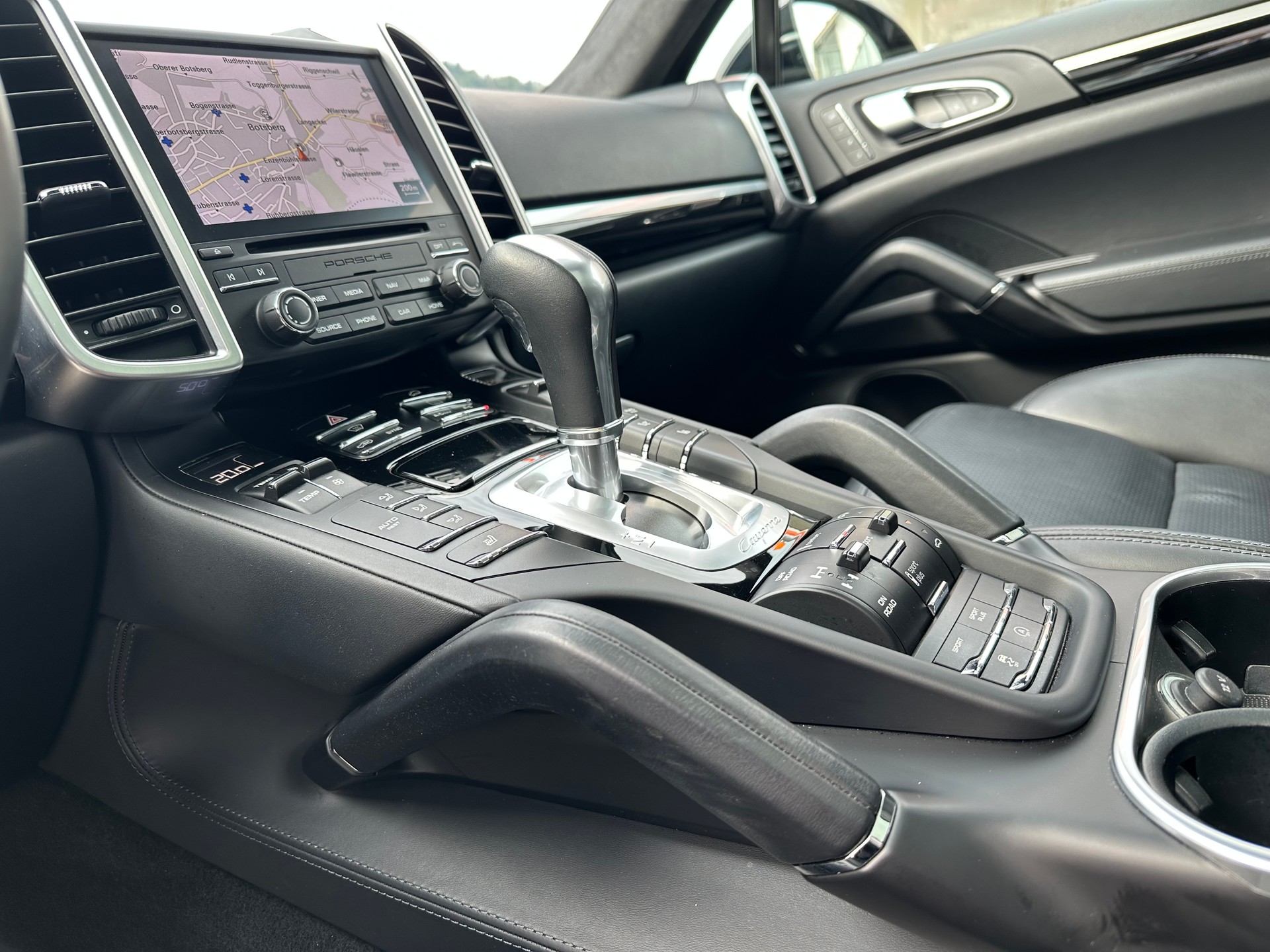 PORSCHE Cayenne Turbo-image-9