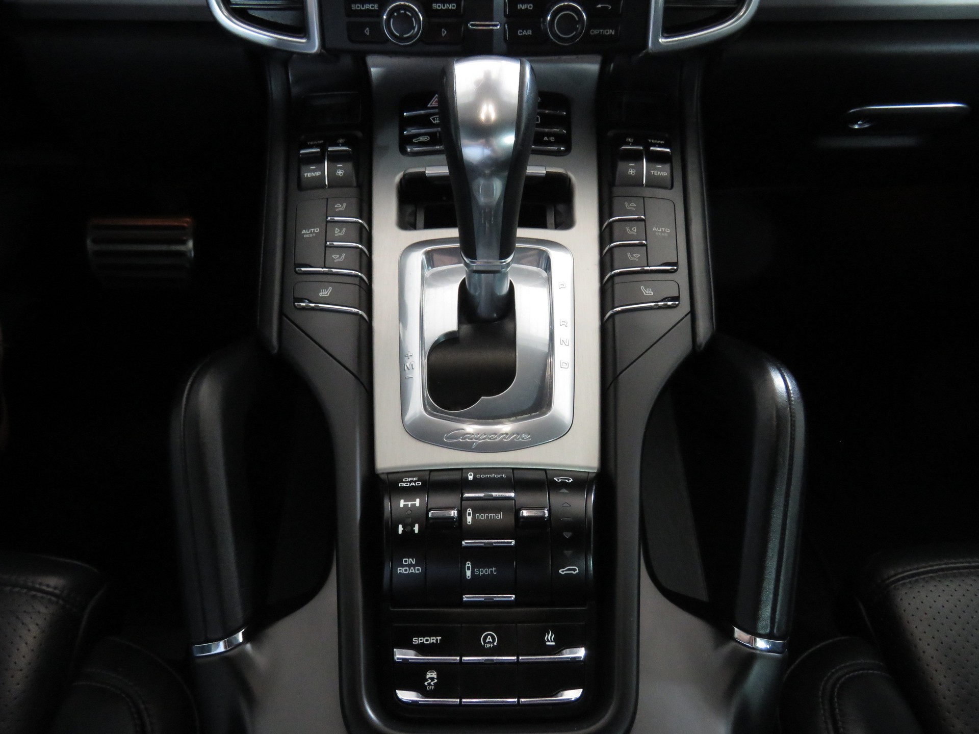 PORSCHE Cayenne Turbo Automat (AHK 3.5 t)-image-16