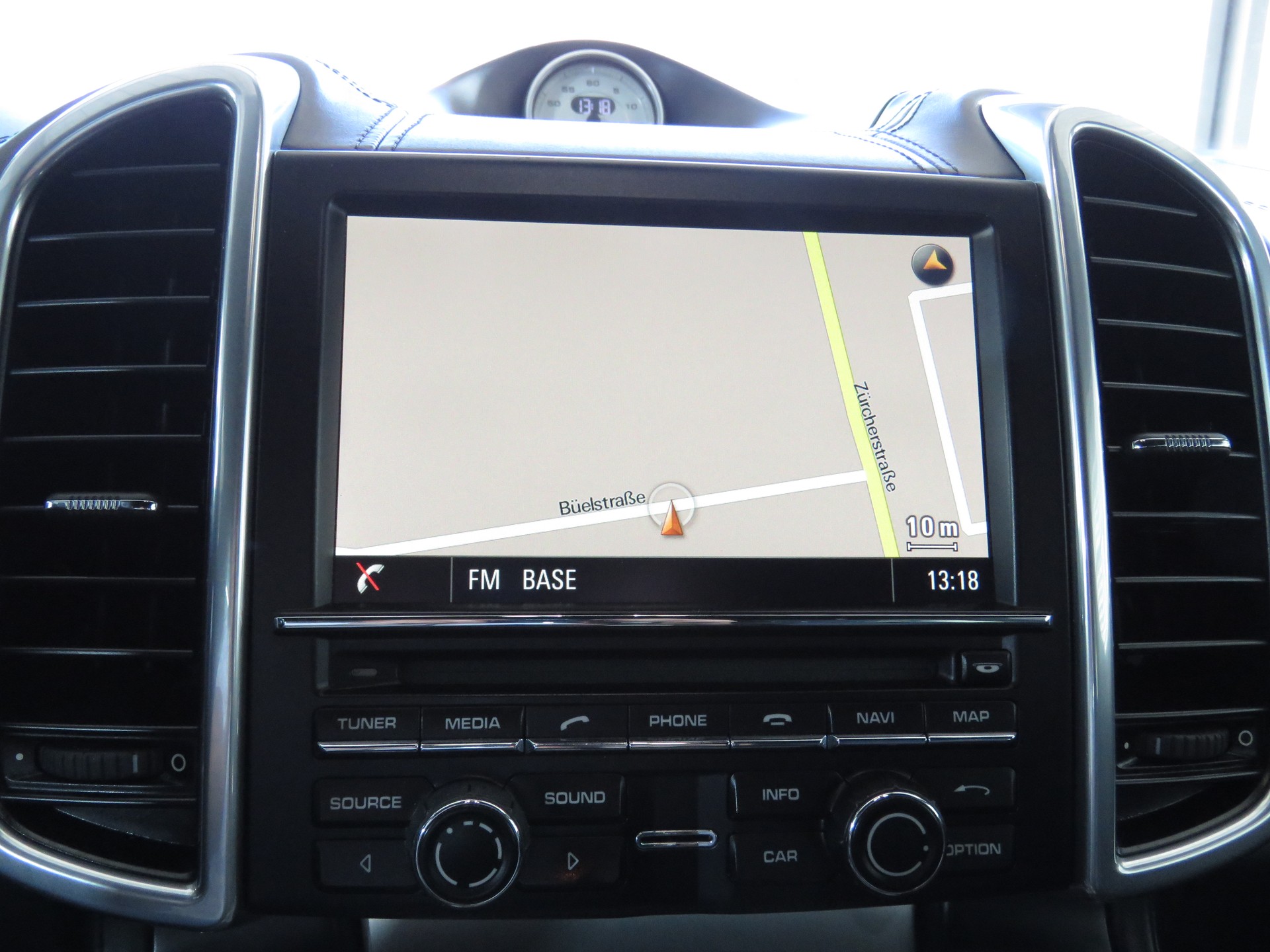 PORSCHE Cayenne Turbo Automat (AHK 3.5 t)-image-17