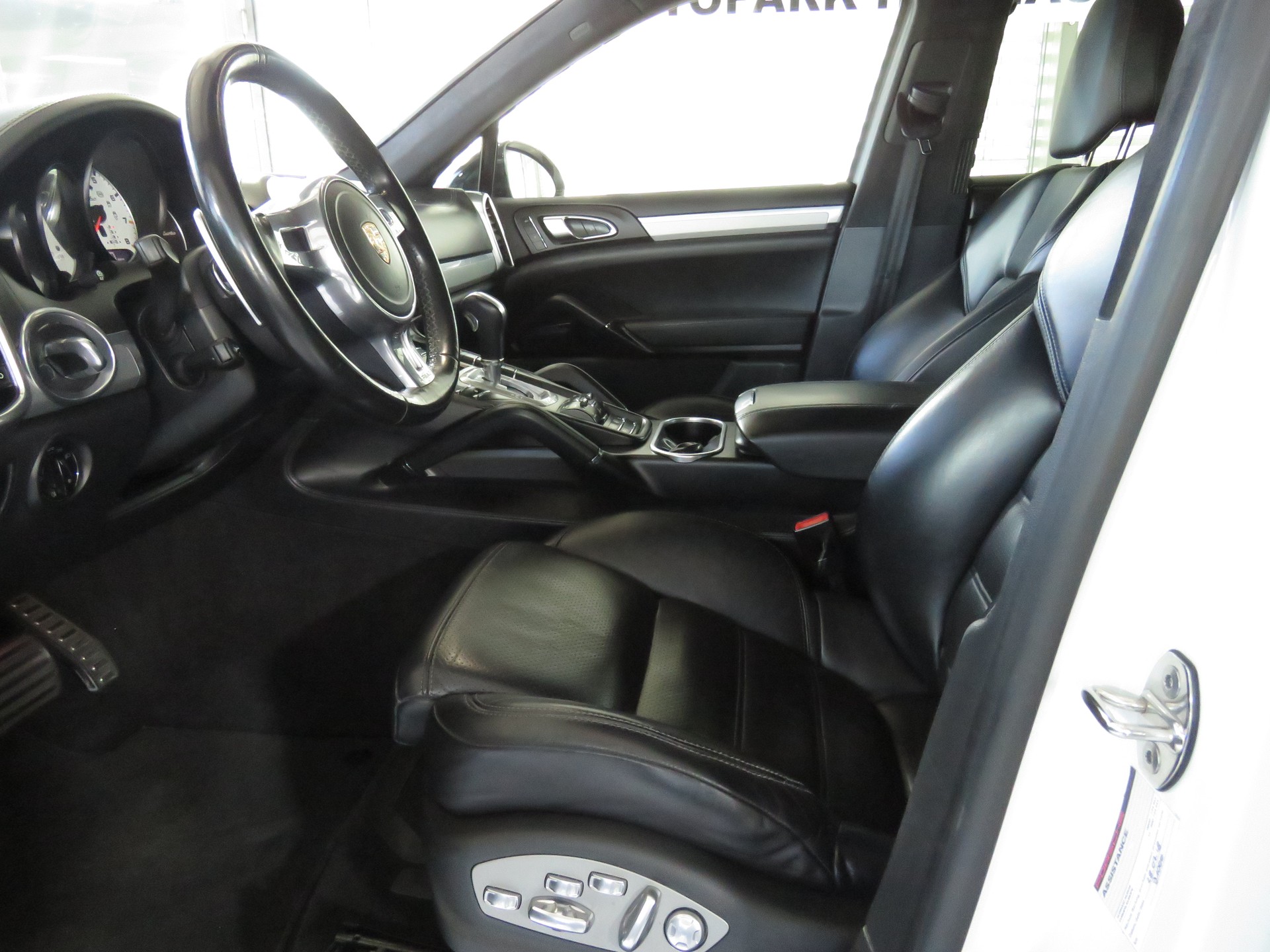 PORSCHE Cayenne Turbo Automat (AHK 3.5 t)-image-7