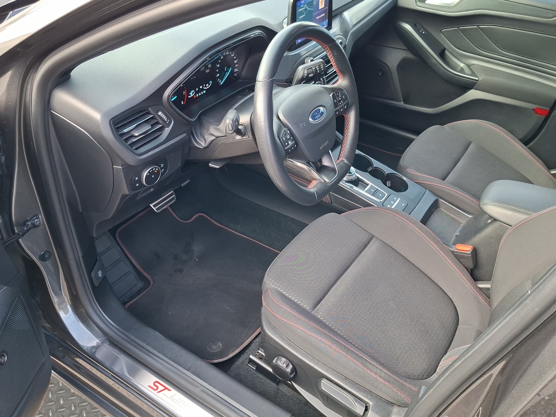 FORD Focus 1.5 SCTi ST Line Automatic-image-8