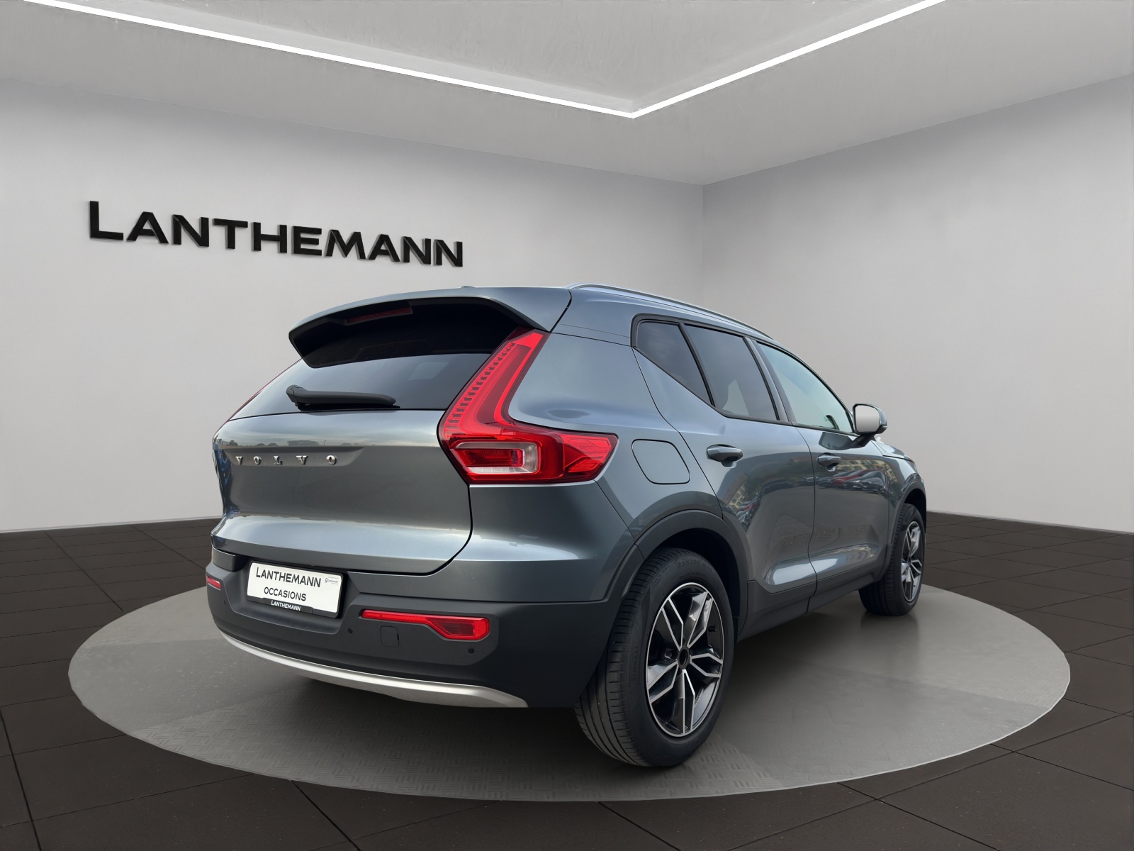 VOLVO XC40 T3 Momentum-image-4