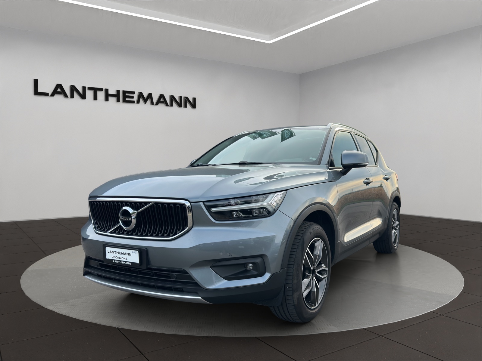 VOLVO XC40 T3 Momentum-image-0