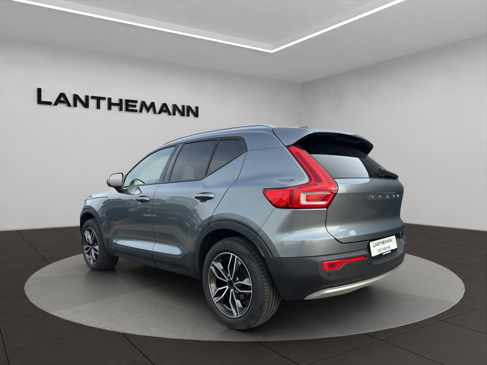 VOLVO XC40 T3 Momentum-image-2