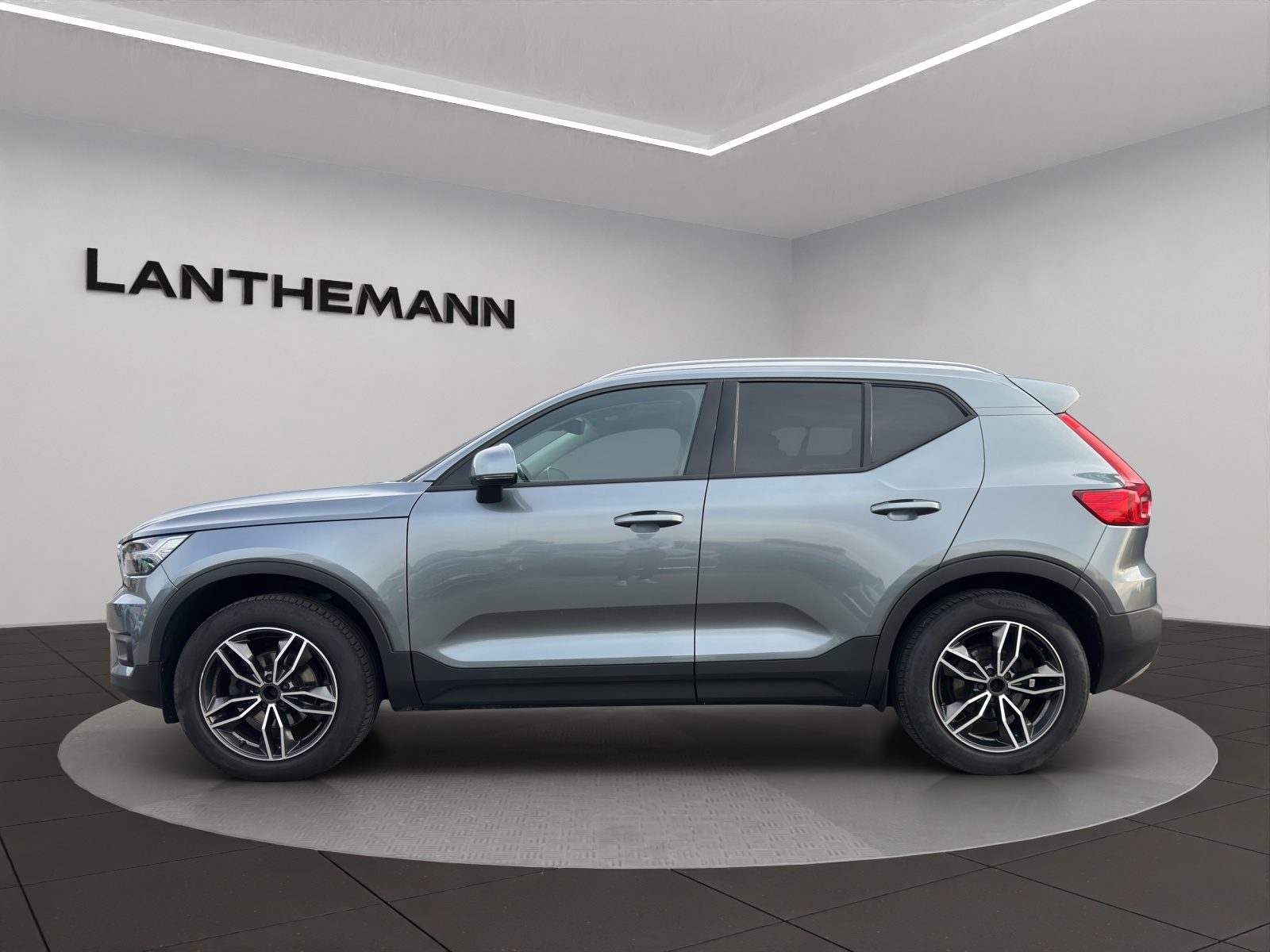 VOLVO XC40 T3 Momentum-image-1