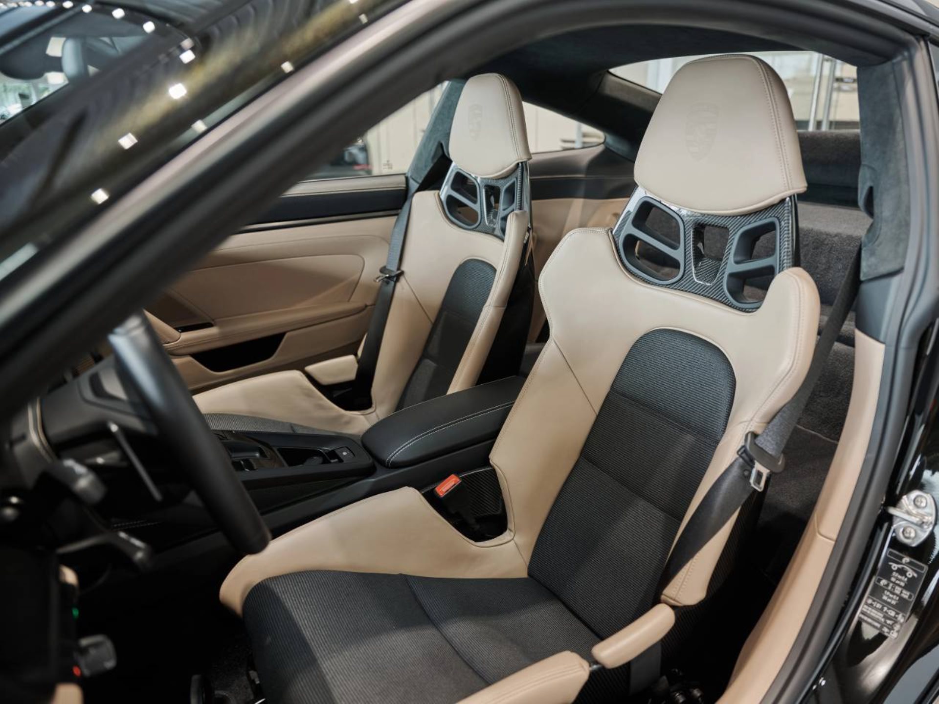 PORSCHE 911 GT3 mit Touring-Paket-image-4