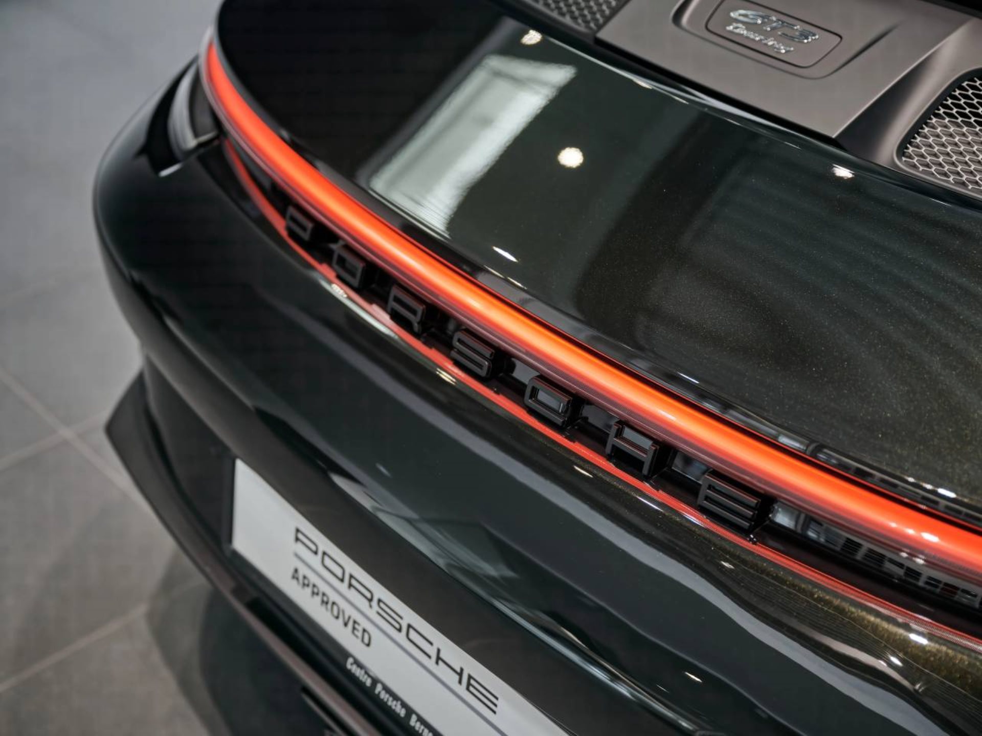 PORSCHE 911 GT3 mit Touring-Paket-image-24