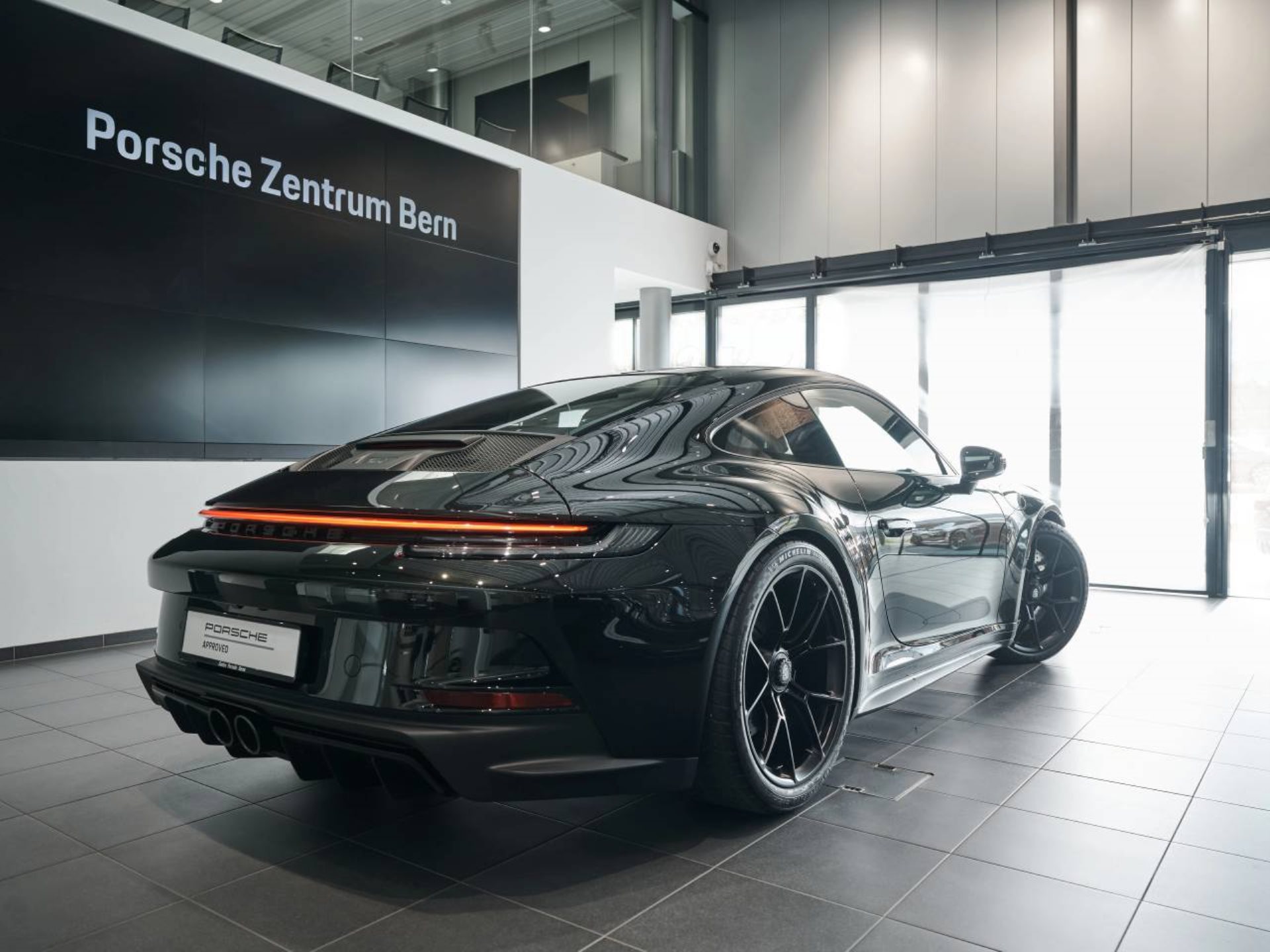 PORSCHE 911 GT3 mit Touring-Paket-image-2