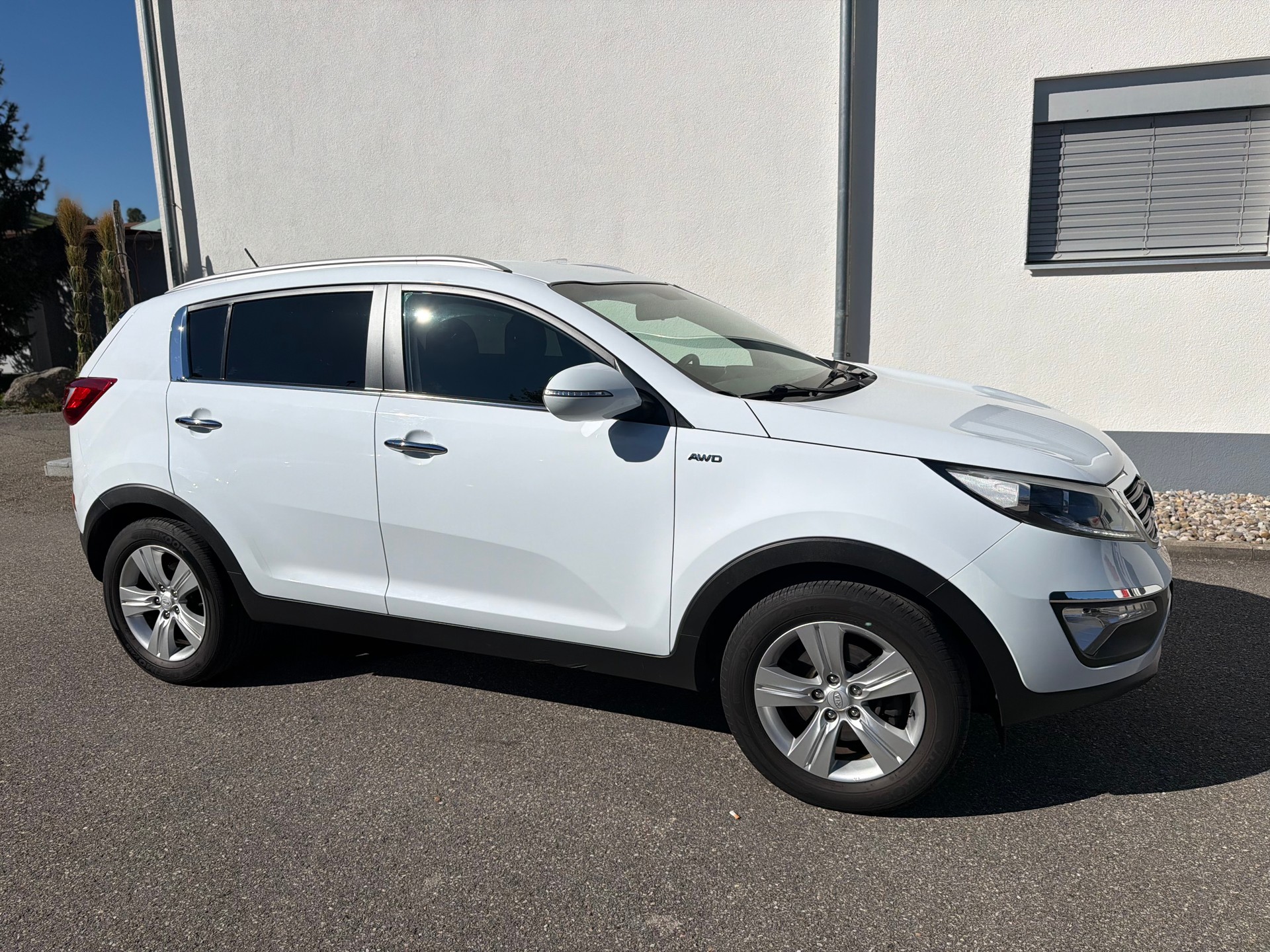 KIA Sportage 2.0 CRDi Trend 4WD Automatic-image-3