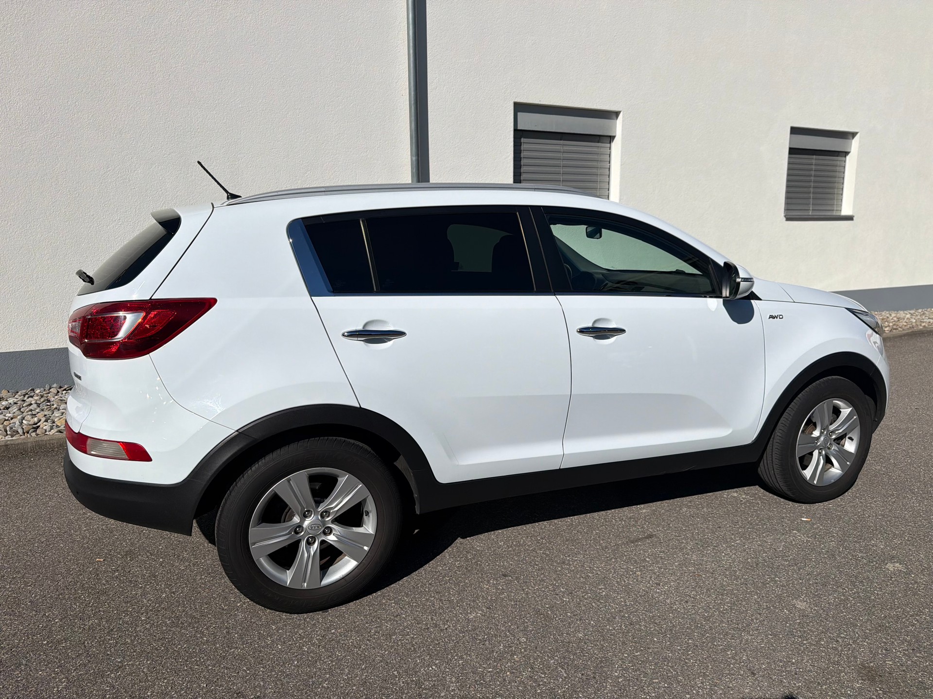 KIA Sportage 2.0 CRDi Trend 4WD Automatic-image-4