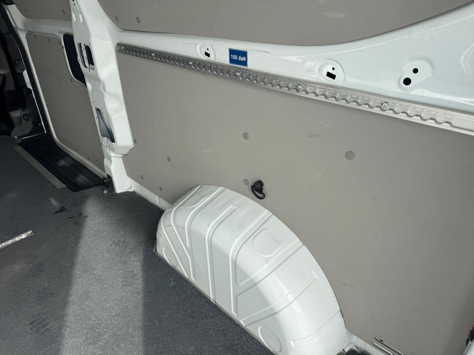 VW Transporter 2.0 TDI Lang-image-8