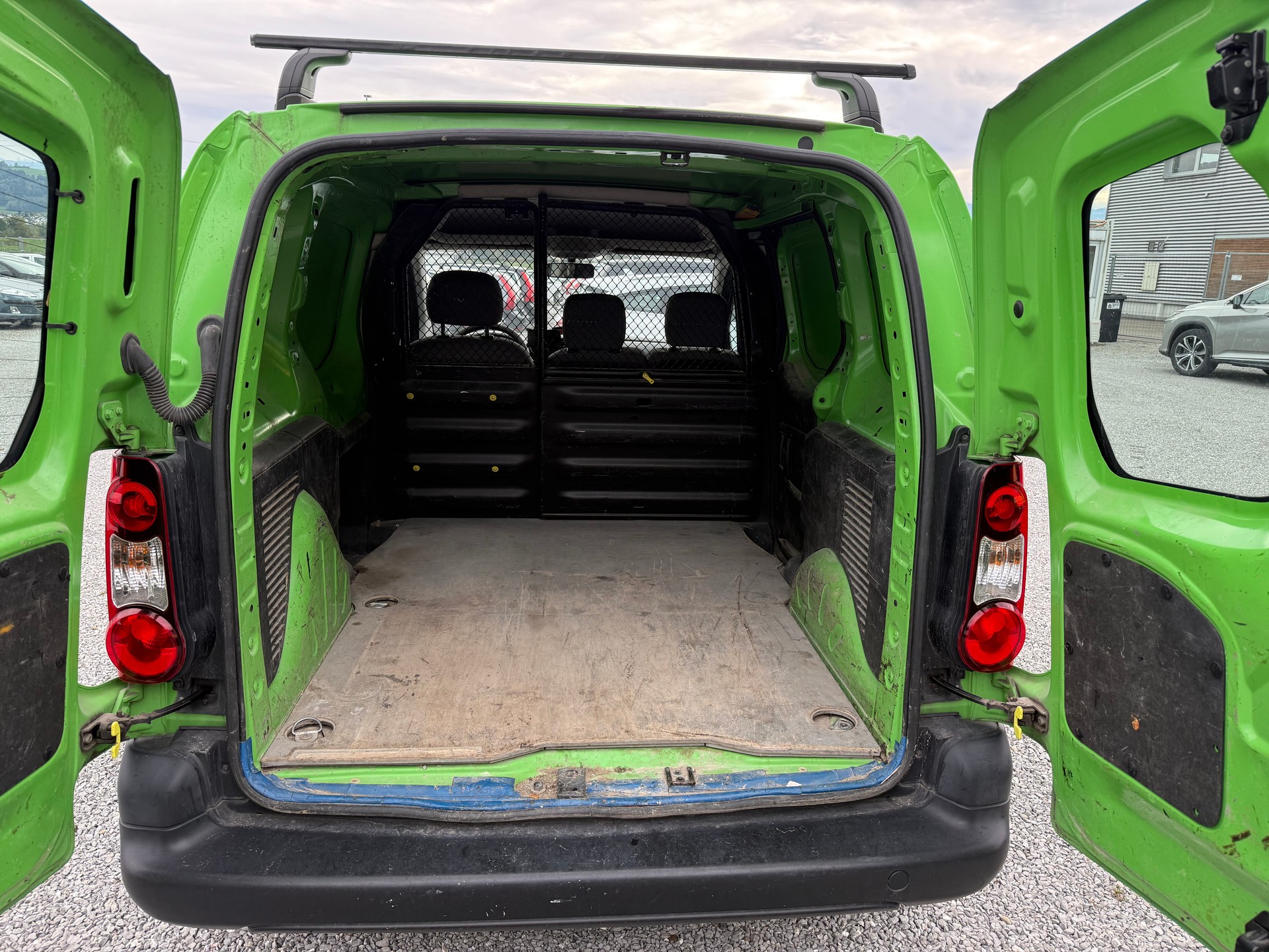 PEUGEOT Partner 1.6 e-HDI Urban Pack-image-9