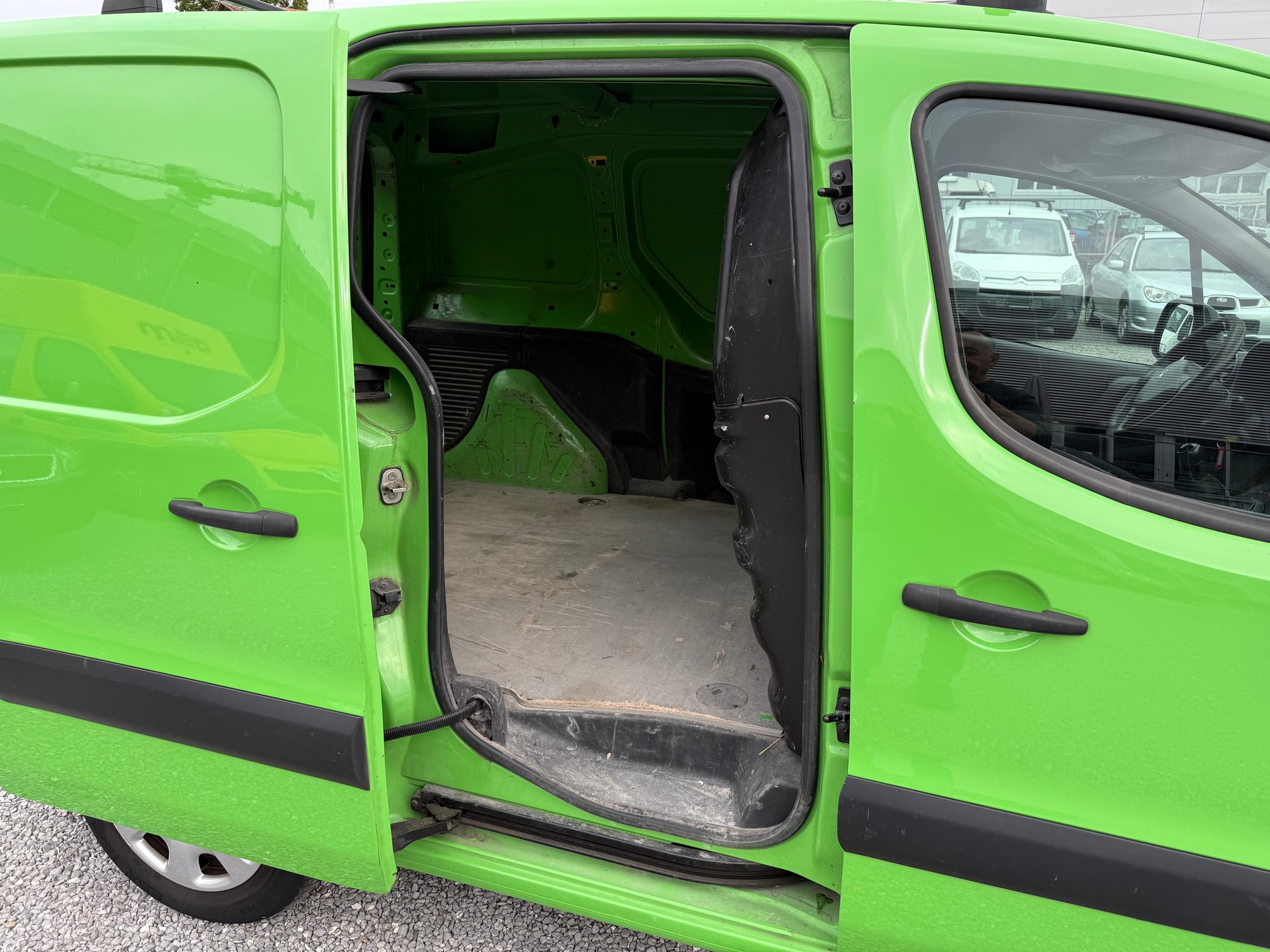 PEUGEOT Partner 1.6 e-HDI Urban Pack-image-8