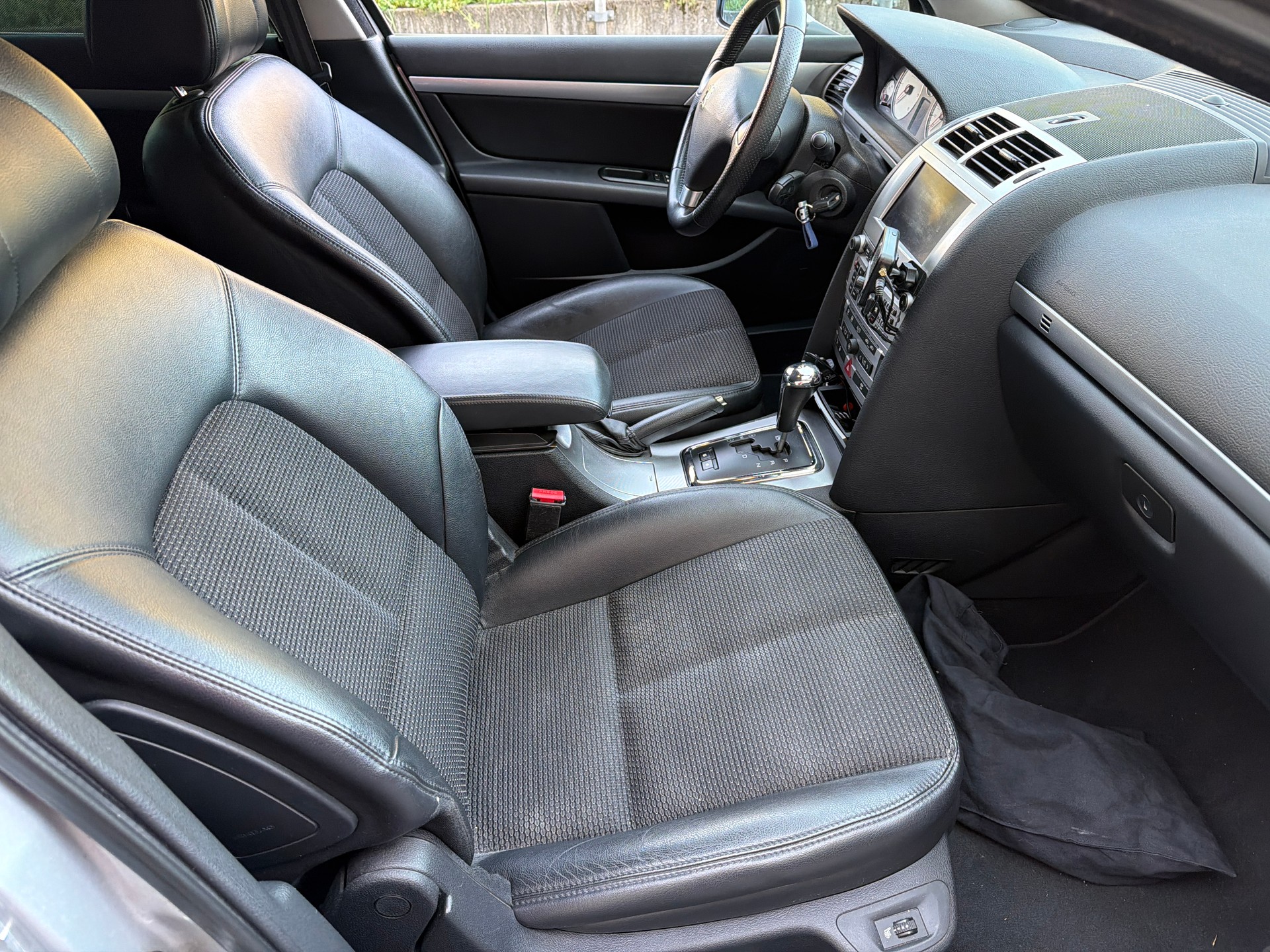 PEUGEOT 407 SW 2.0 HDI Dynamic Edition Automatic-image-8