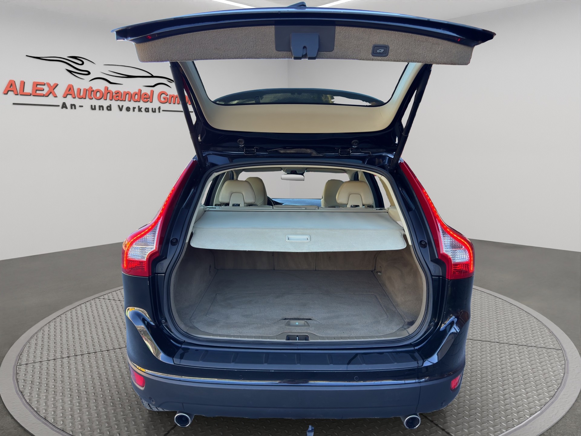 VOLVO XC60 D5 AWD R-Design Geartronic-image-5