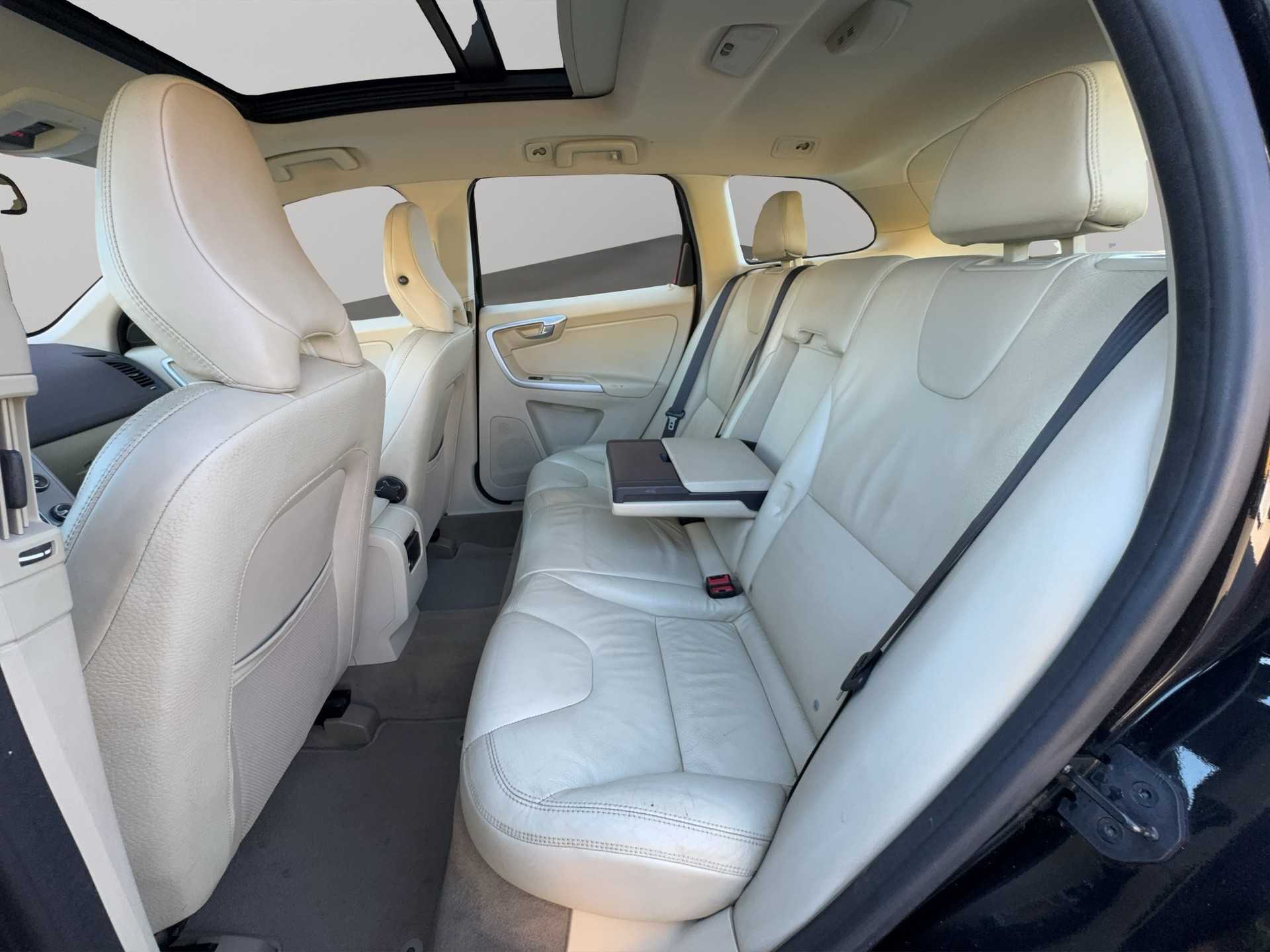 VOLVO XC60 D5 AWD R-Design Geartronic-image-11