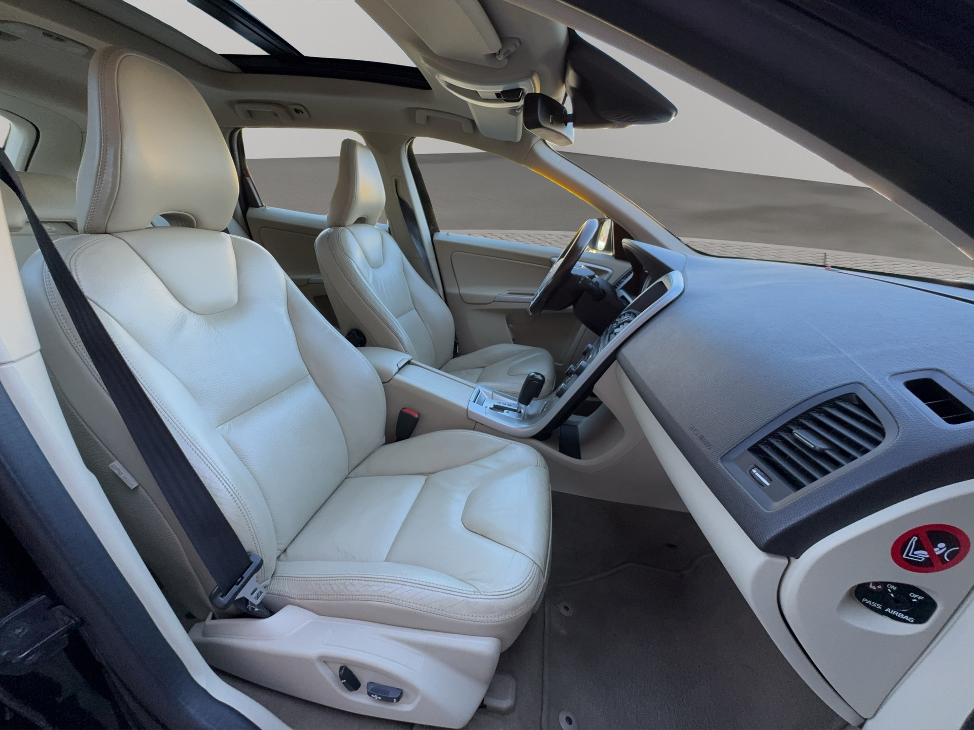 VOLVO XC60 D5 AWD R-Design Geartronic-image-10