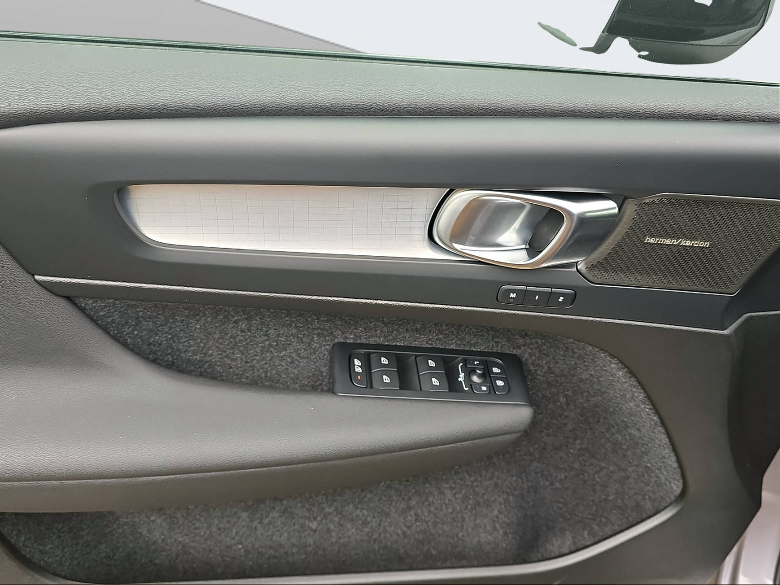 VOLVO XC40 B4 Benzin Mild Hybrid Ultra Dark DCT-image-11