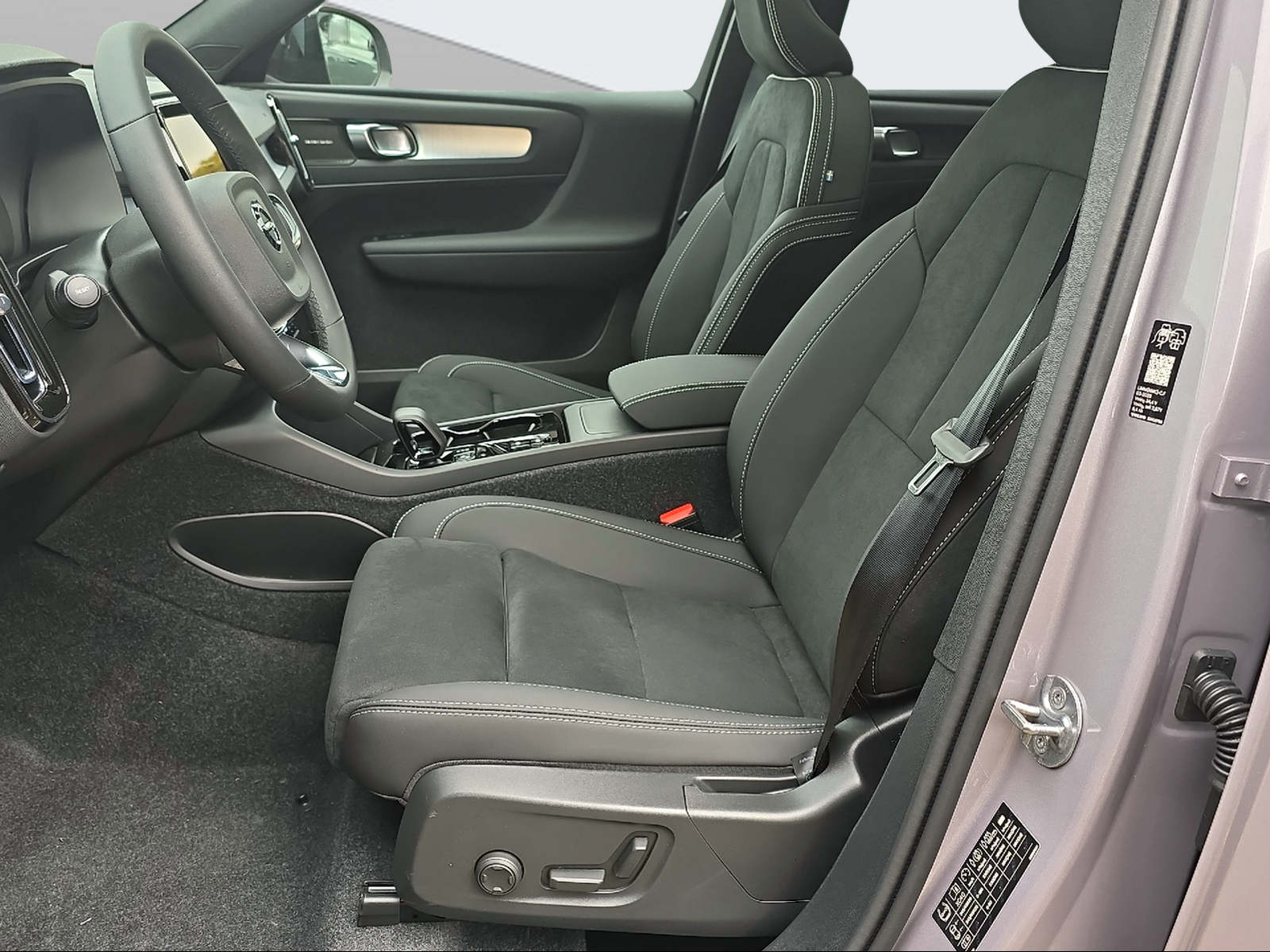 VOLVO XC40 B4 Benzin Mild Hybrid Ultra Dark DCT-image-7