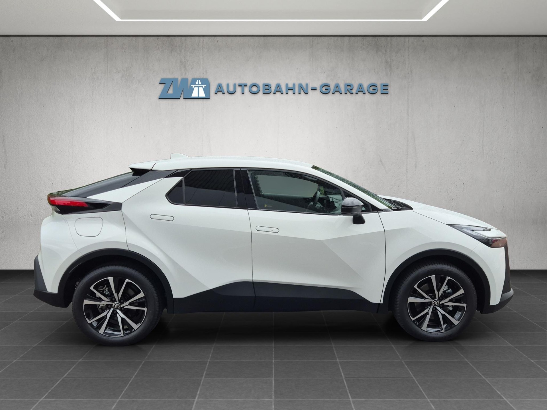 TOYOTA C-HR 2.0 PHEV Swiss Edition-image-5