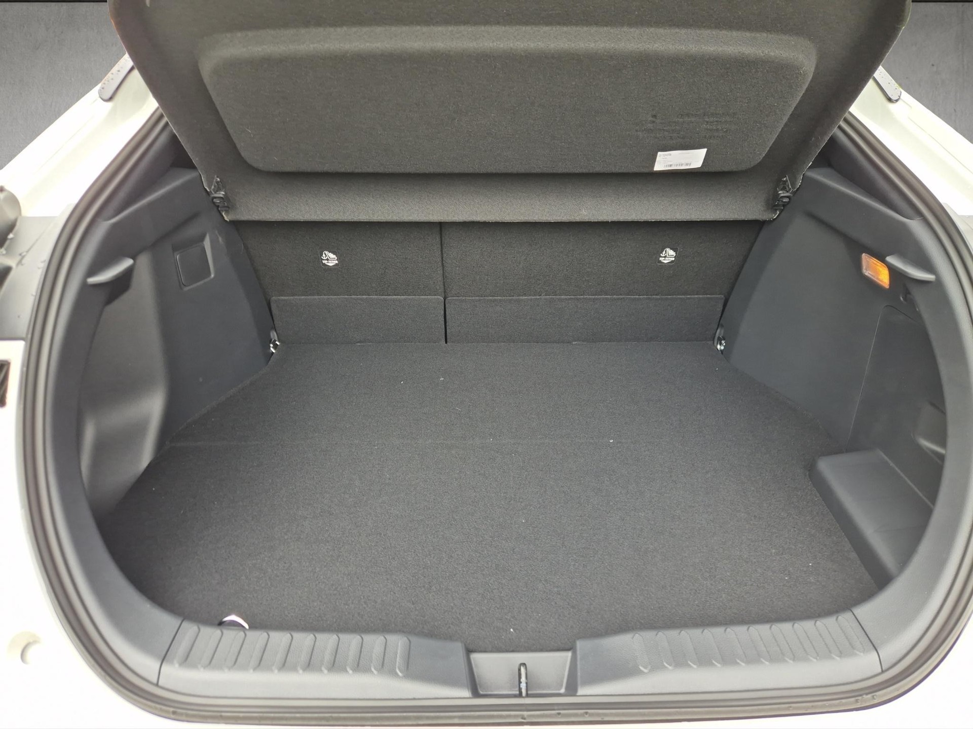 TOYOTA C-HR 2.0 PHEV Swiss Edition-image-12