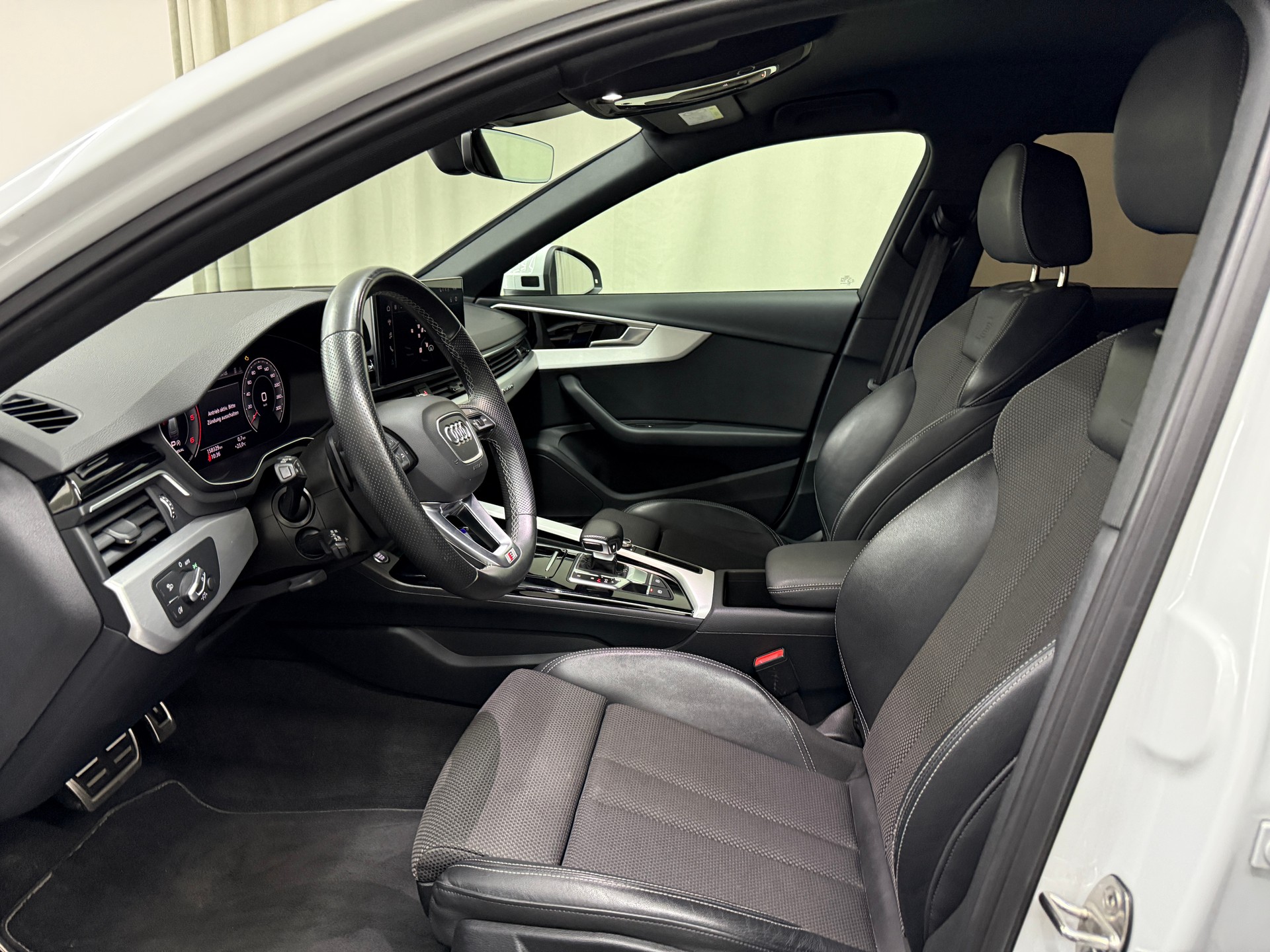 AUDI A4 Avant 40 TDI S line Attraction quattro S-tronic-image-6