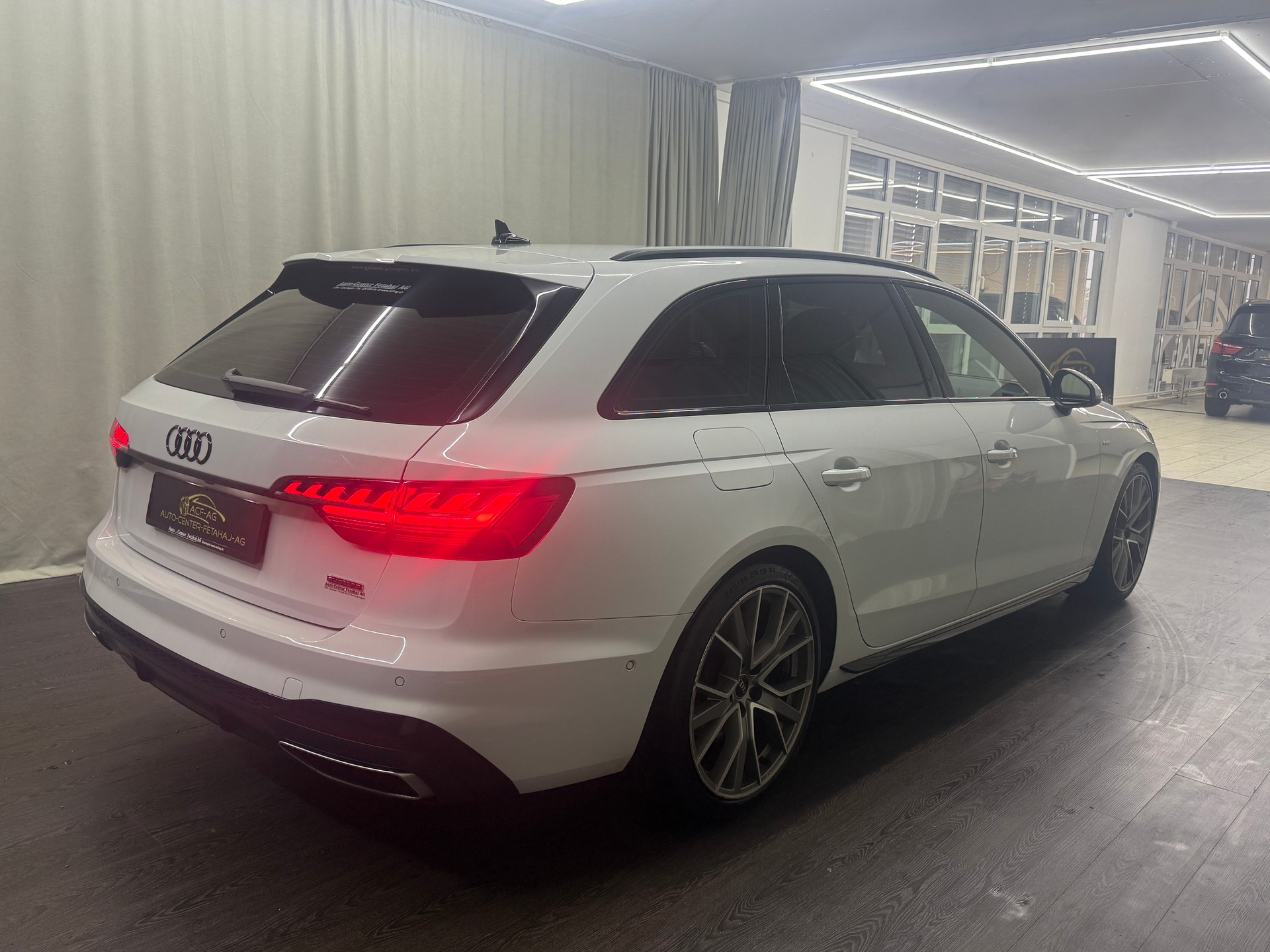 AUDI A4 Avant 40 TDI S line Attraction quattro S-tronic-image-3