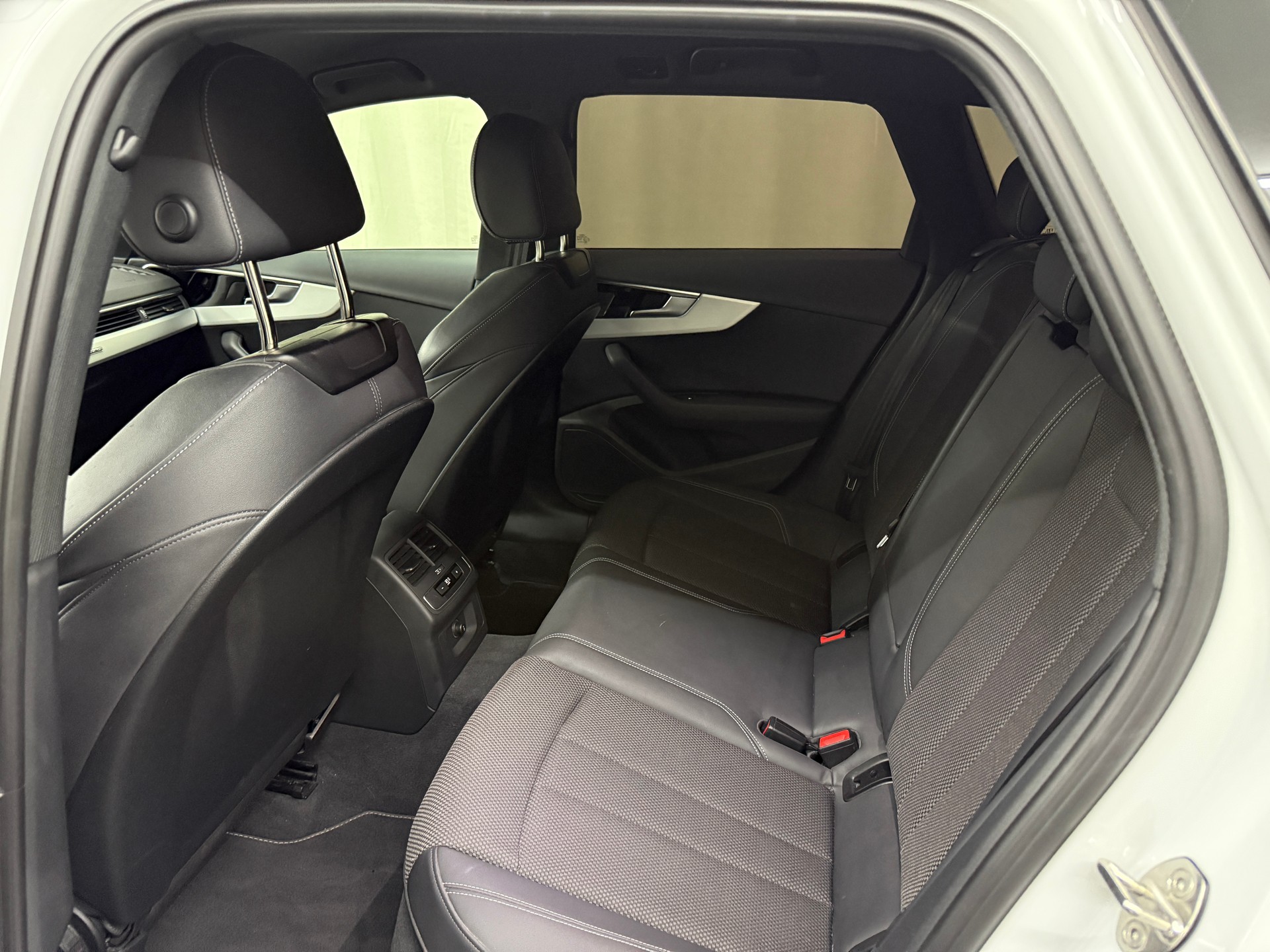 AUDI A4 Avant 40 TDI S line Attraction quattro S-tronic-image-11