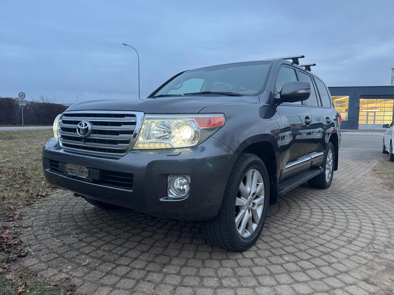 TOYOTA Land Cruiser V8 4.5 D-4D Sol-image-0