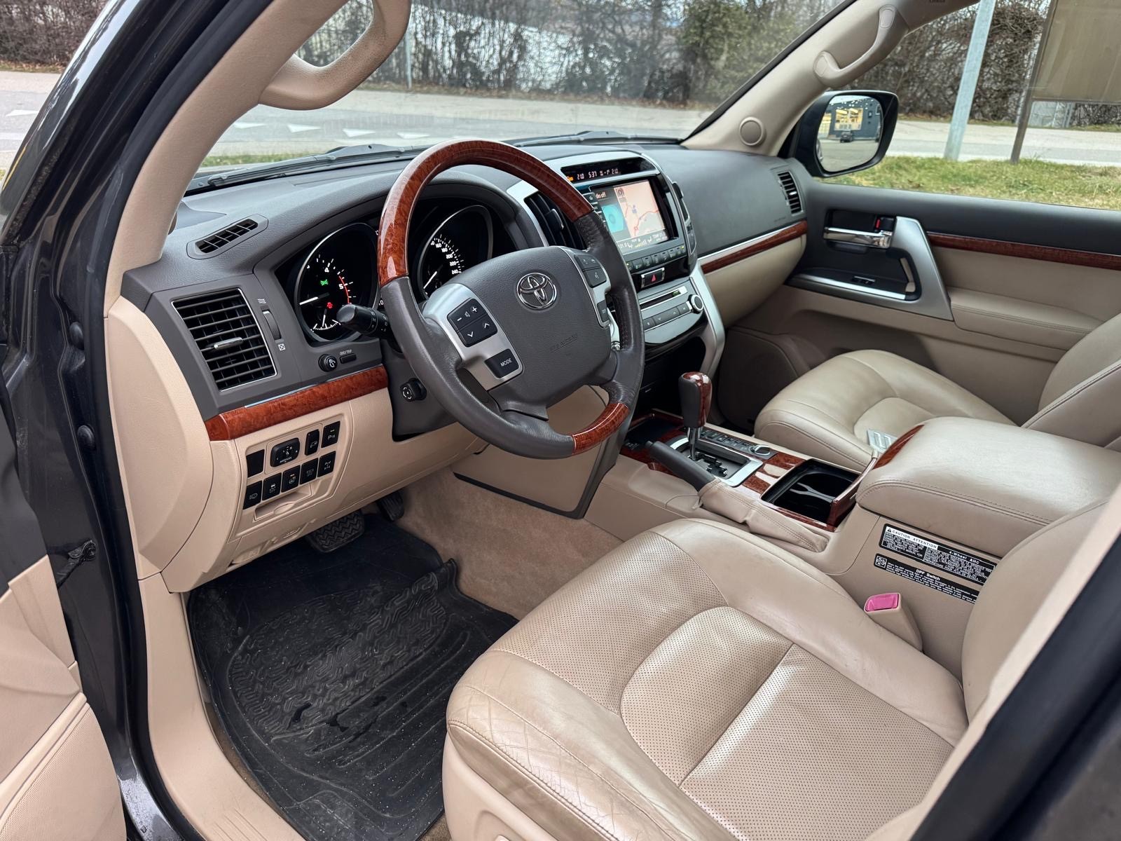 TOYOTA Land Cruiser V8 4.5 D-4D Sol-image-14
