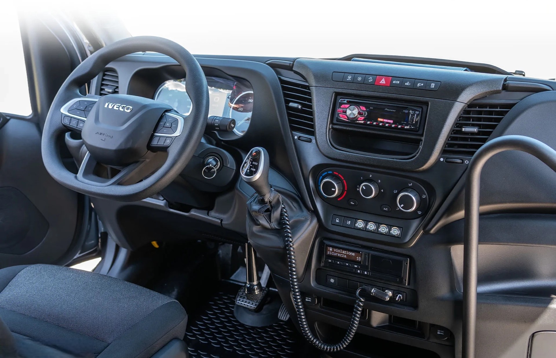 IVECO Daily 65 C 18 H A8 24 Sitzer mit Klimaanlage-image-7