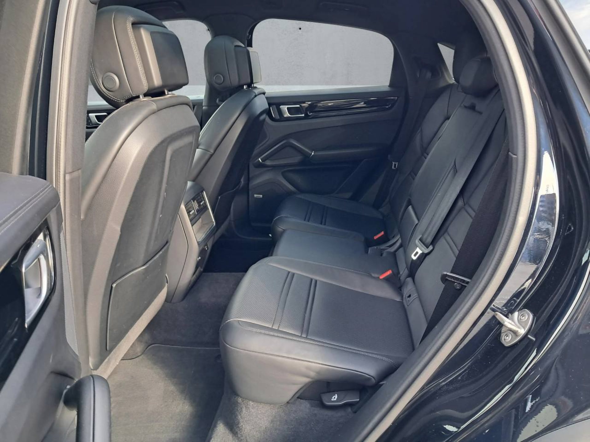 PORSCHE Cayenne E-Hybrid Coupè-image-16