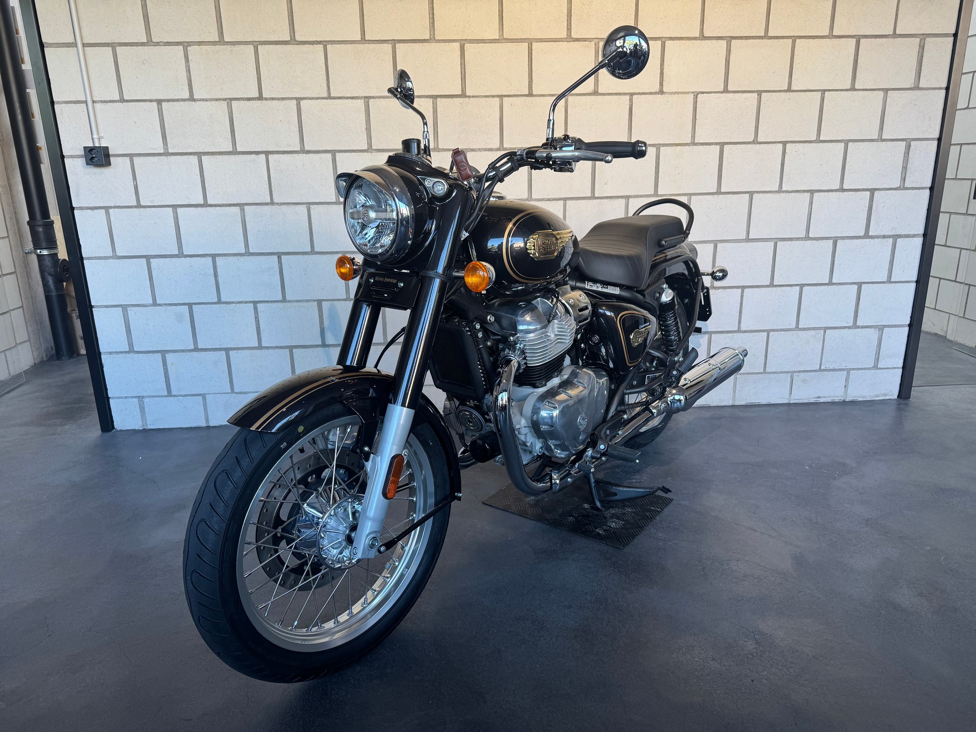 ROYAL ENFIELD BULLET 650-showroom-element-1