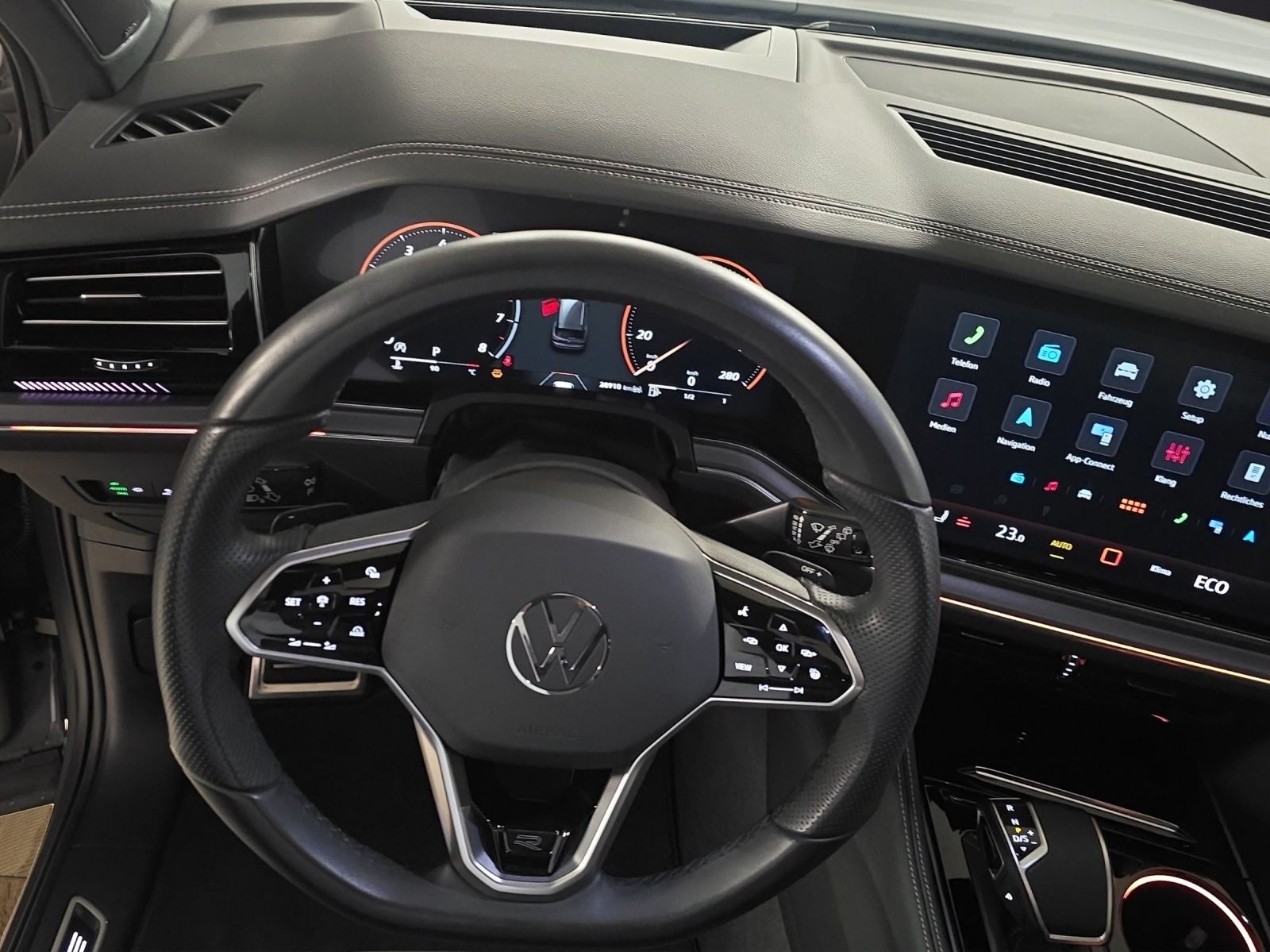 VW Touareg 3.0 TSI R-Line Tiptronic-image-10