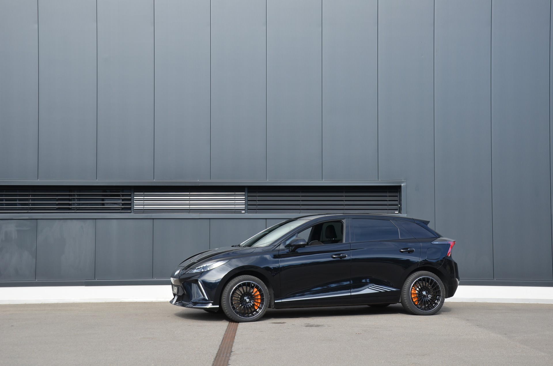 MG 4 EV 64kWh Xpower AWD-showroom-element-1