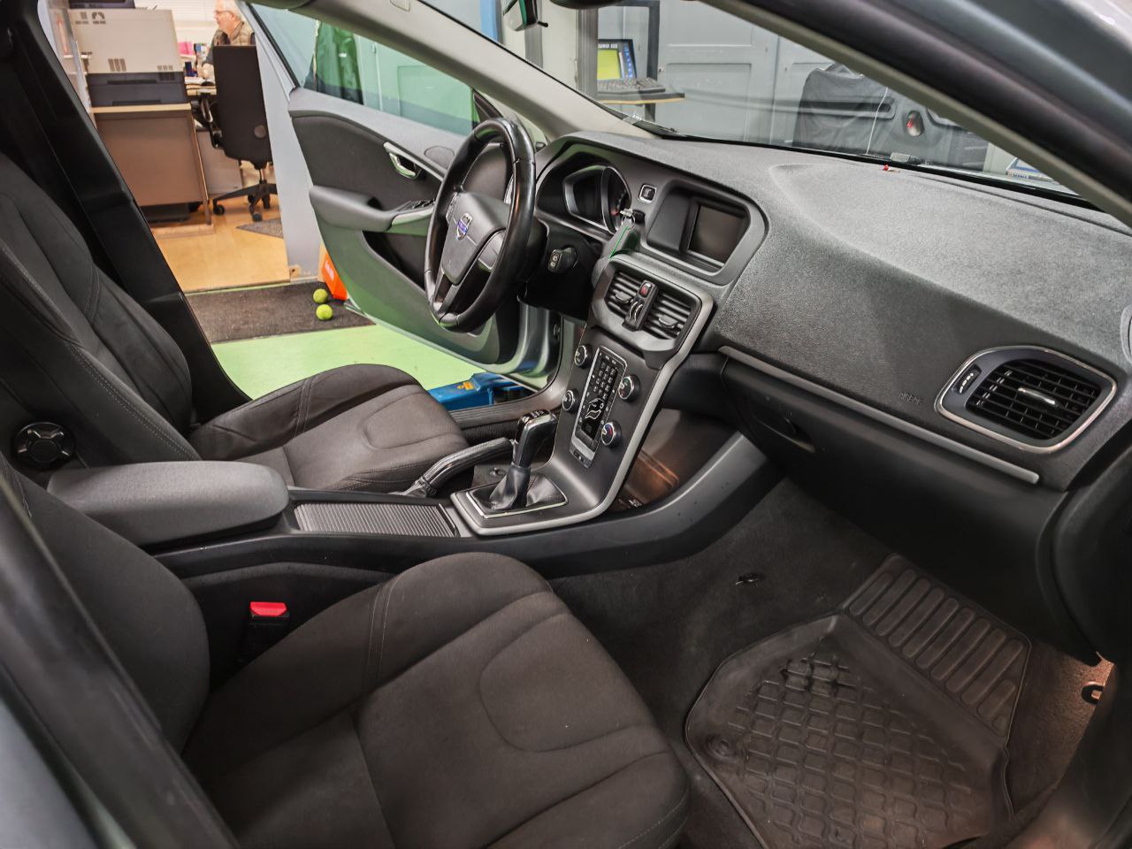 VOLVO V40 D3 Kinetic-image-8