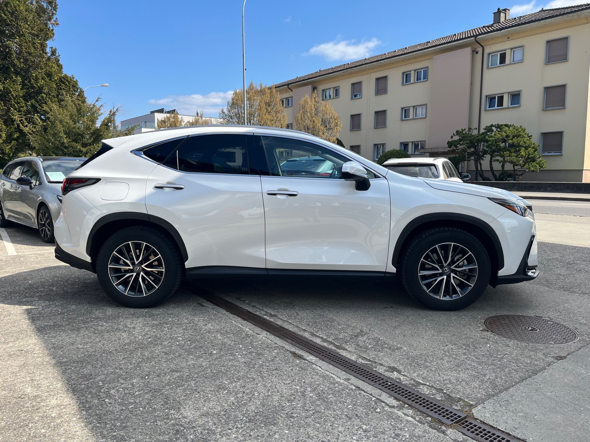 LEXUS NX 450h+ E-FOUR Comfort-image-2