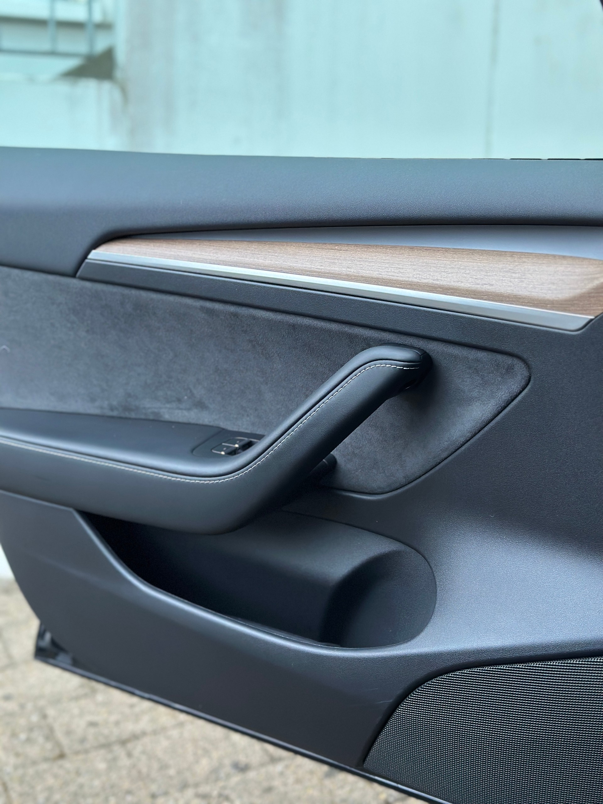 TESLA Model 3-image-11