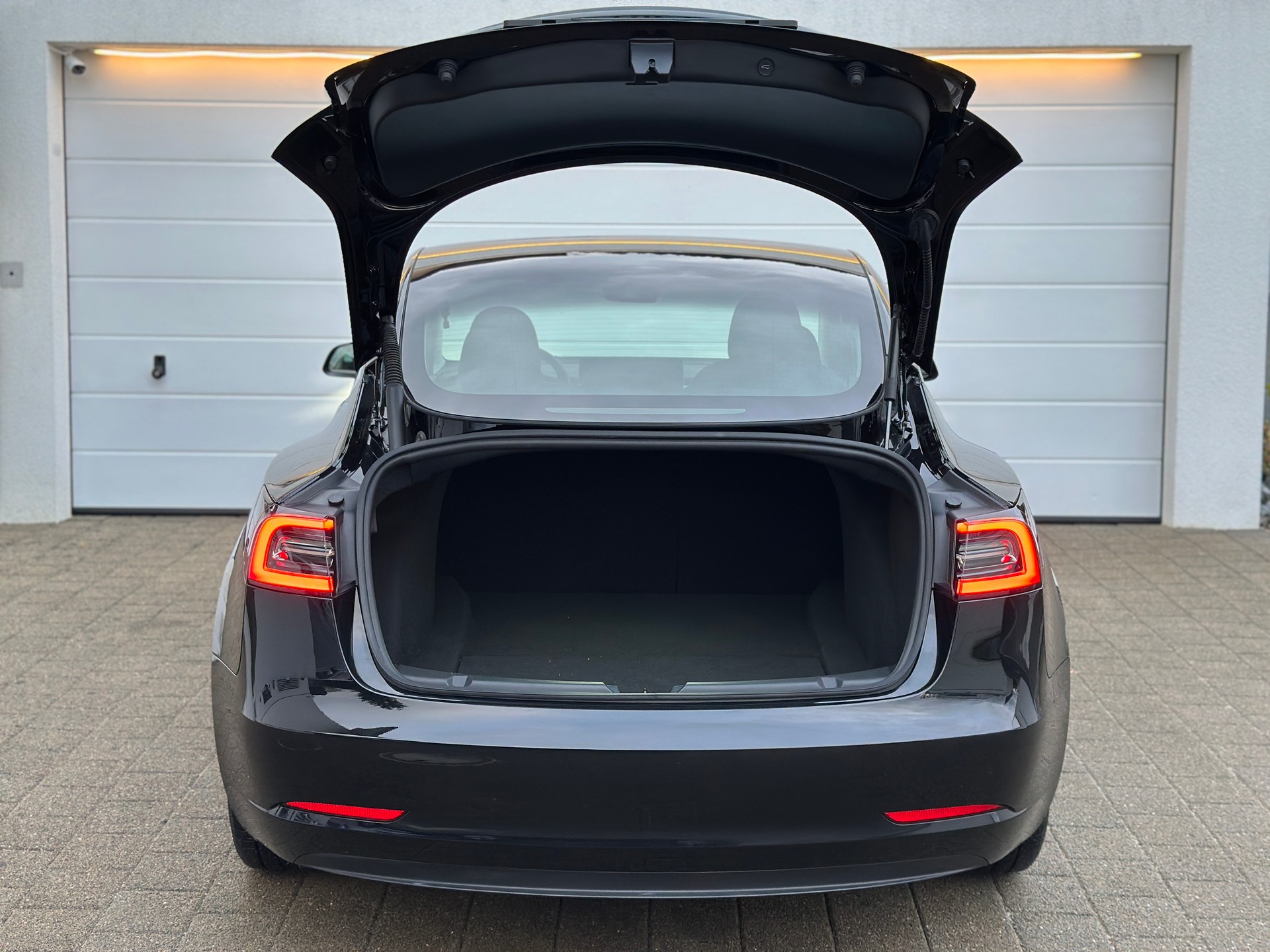 TESLA Model 3-image-5