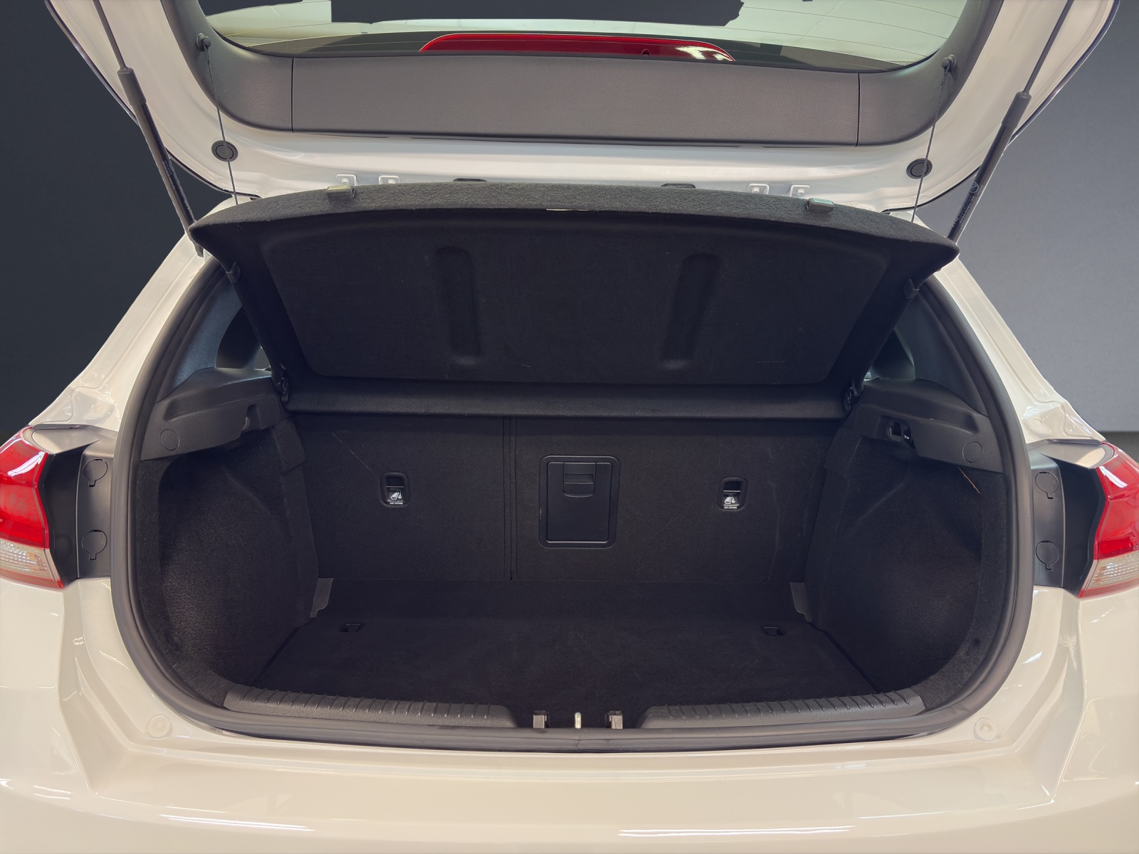 HYUNDAI i30 1.5 T-GDi Amplia DCT-image-16